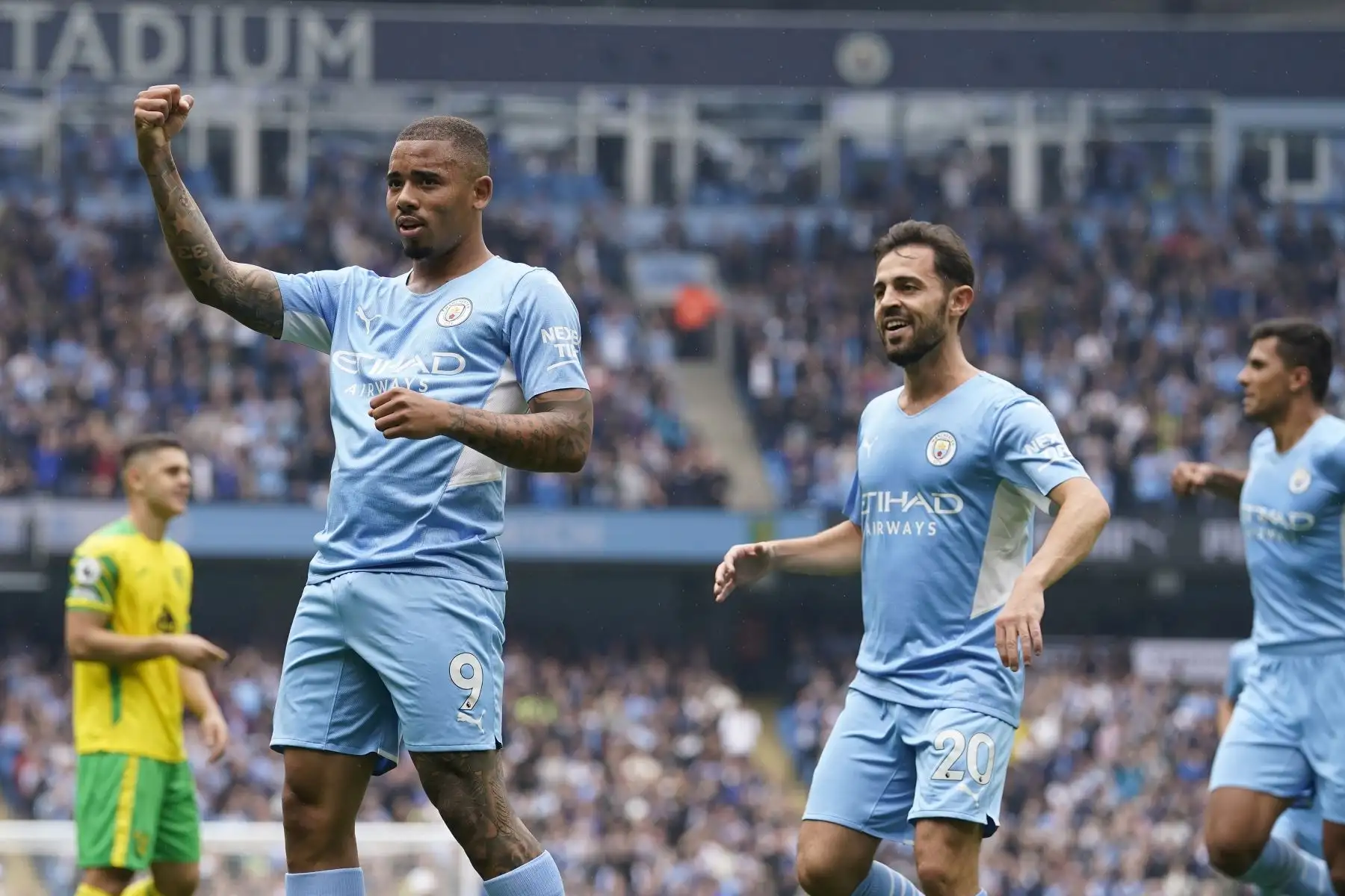 Gabriel Jesus del Manchester City celebra después de que Tim Krul del Norwich City anotara un gol en propia puerta durante el partido de la Premier League, en el Etihad Stadiumen el Etihad Stadium de Manchester. Foto: EFE