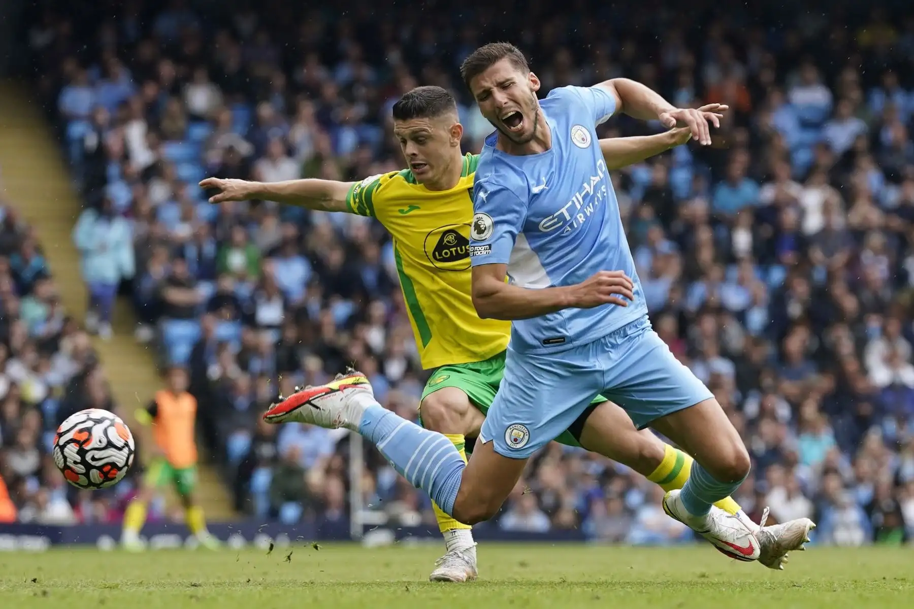 Rodri del Manchester City en acción contra Milot Rashica de Norwich durante el partido de la Premier League. Foto: EFE