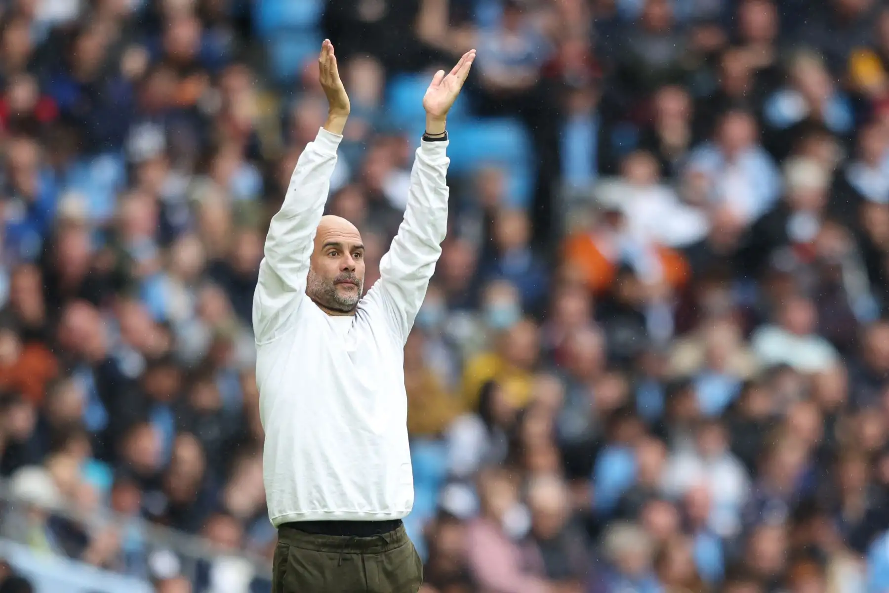 El técnico español del Manchester City, Pep Guardiola, hace gestos en la línea de banda durante el partido ante Norwich City por la Premier League. Foto: EFE