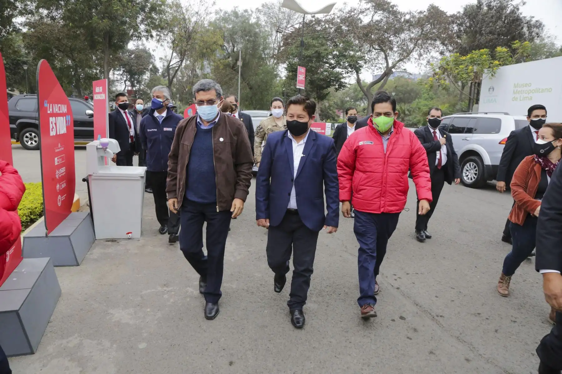 Presidente del Consejo de Ministros, Guido Bellido, junto al ministro de Salud, Hernando Cevallos y el ministro del Ambiente, Rubén Ramírez, llegaron al vacunatorio del Parque de la Exposición. Foto: Minsa