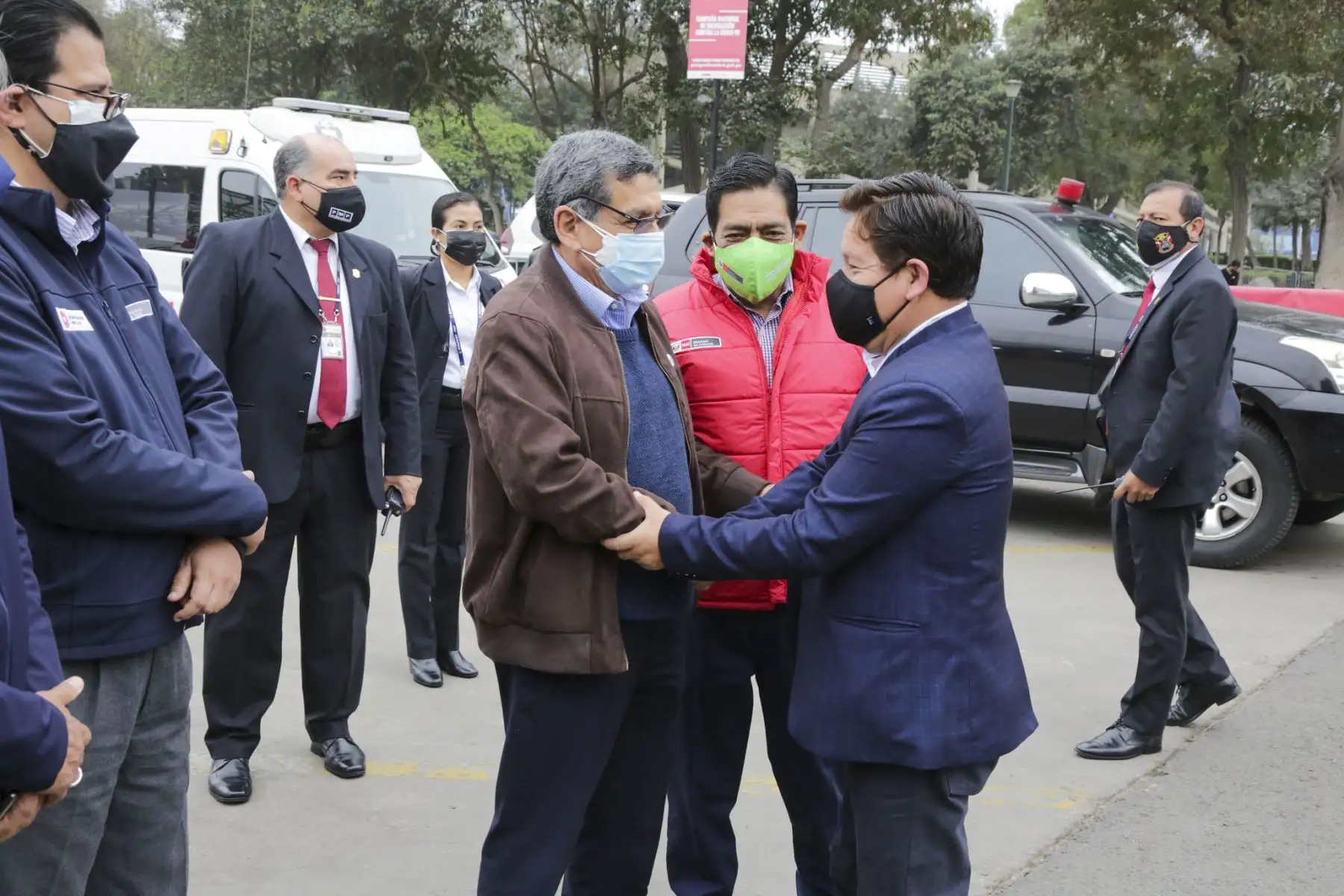 Presidente del Consejo de Ministros, Guido Bellido, junto al ministro de Salud, Hernando Cevallos y el ministro del Ambiente, Rubén Ramírez, llegaron al vacunatorio del Parque de la Exposición. Foto: Minsa