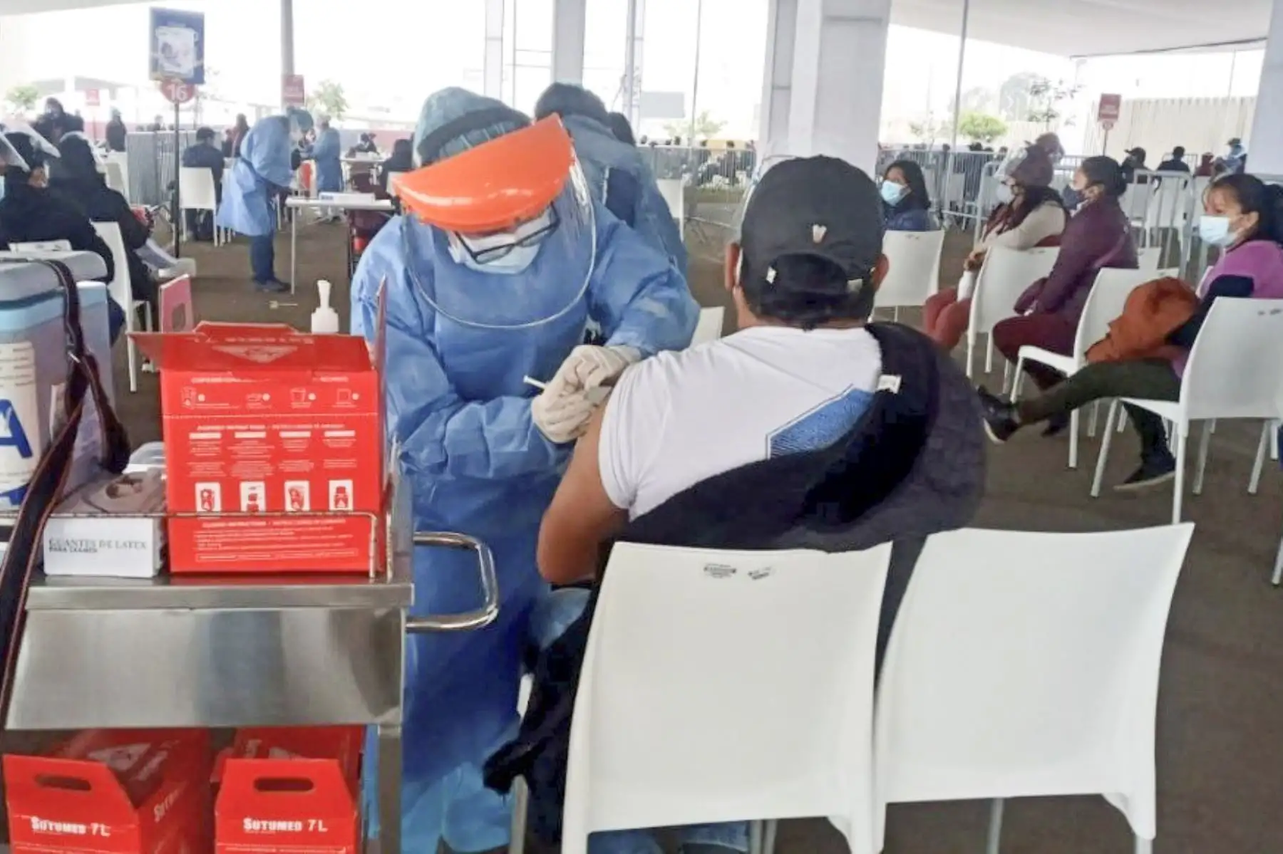 Así se desarrolla el quinto Vacunatón en el centro de inmunización del Polideportivo Villa El Salvador. Foto: ANDINA/Minsa