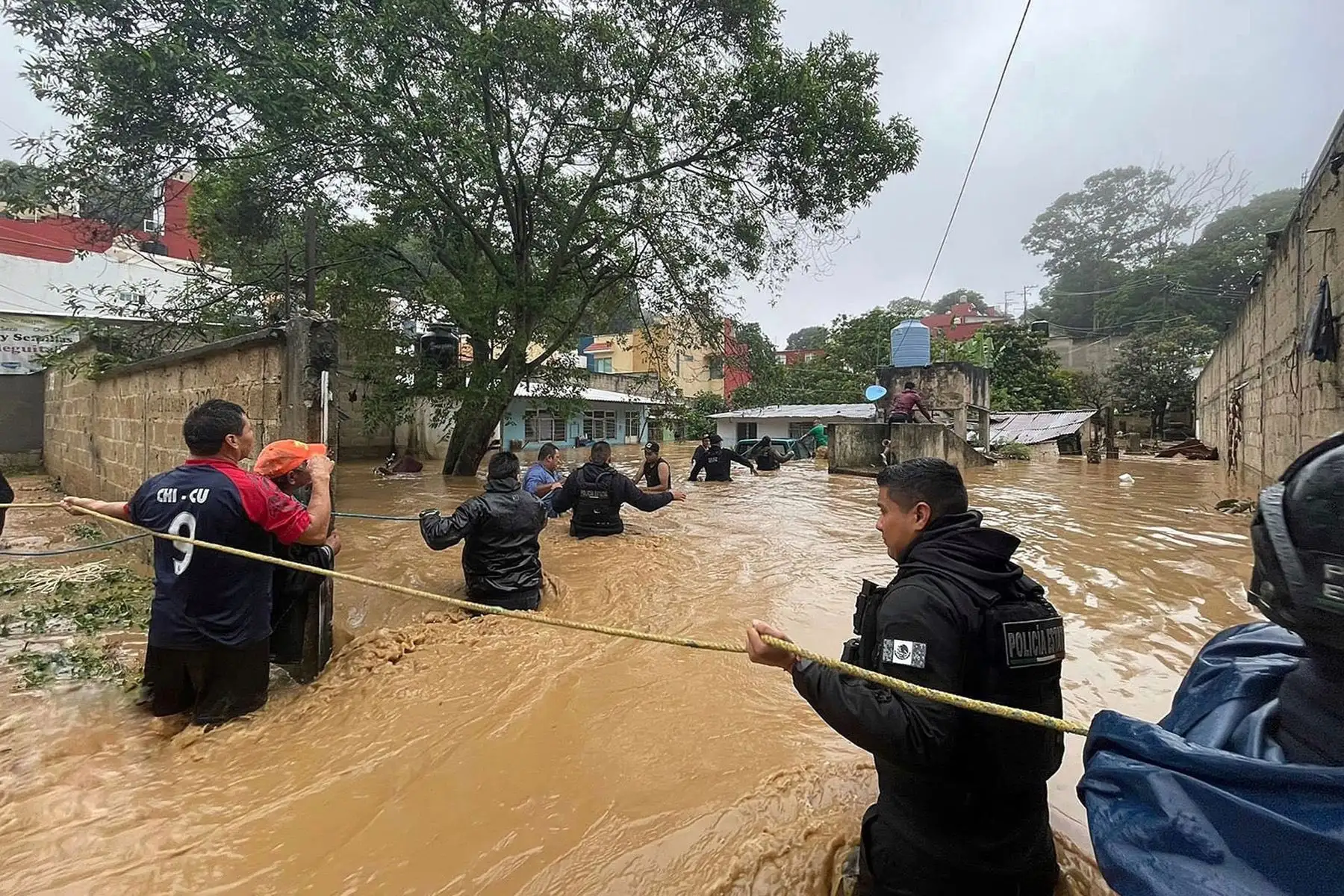 Policías rescatan a personas en un área inundada en el municipio de Xalapa, en el estado de Veracruz, México. Foto: EFE