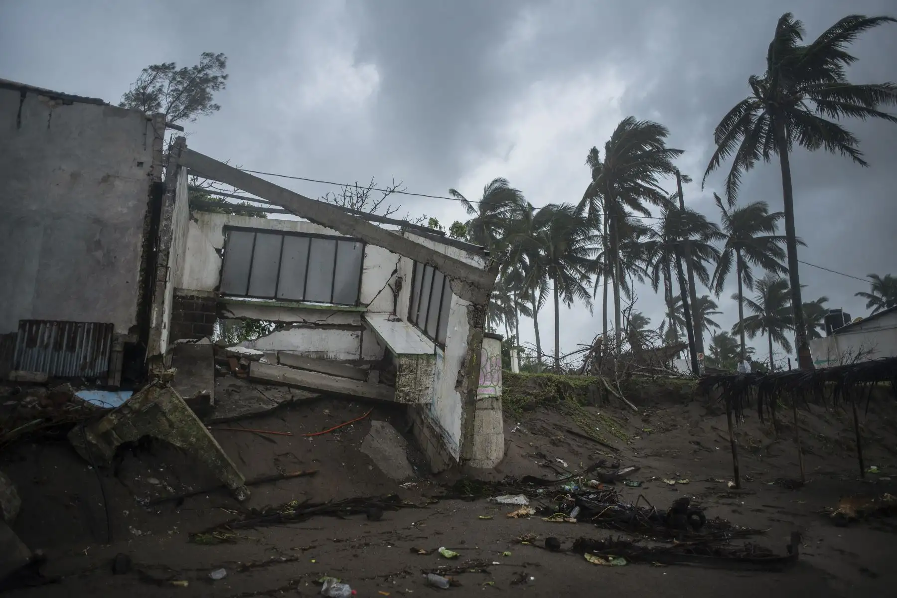 Vista de una construcción dañada por el paso del huracán Grace en Tecolutla, Veracruz, México. Foto: AFP