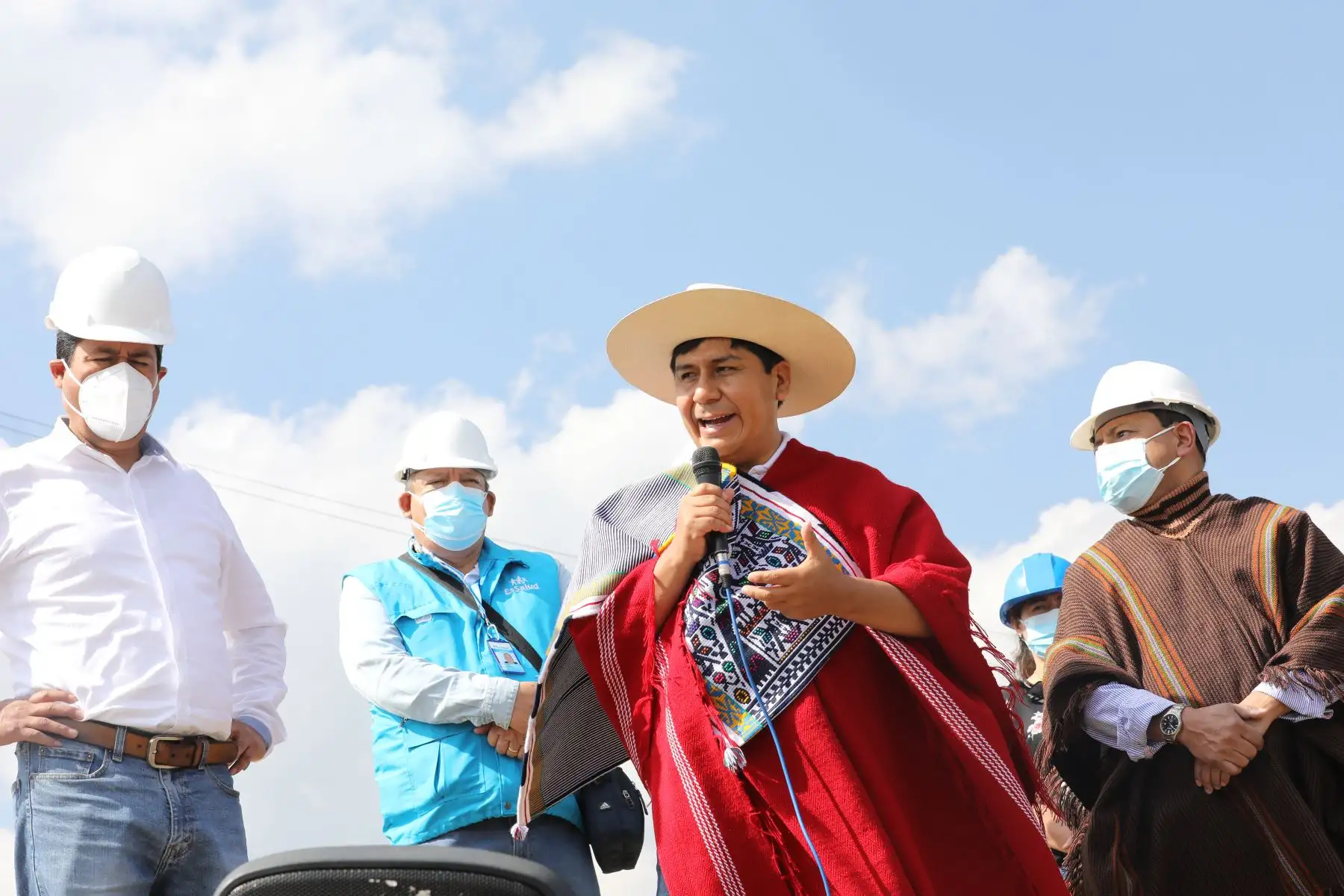 El presidente de EsSalud, Mario Carhuapoma, supervisó los avances de las obras del Hospital Modular de Chota, ubicado en la Comunidad Pingobamba, que será entregado a fines de septiembre. Foto: EsSalud