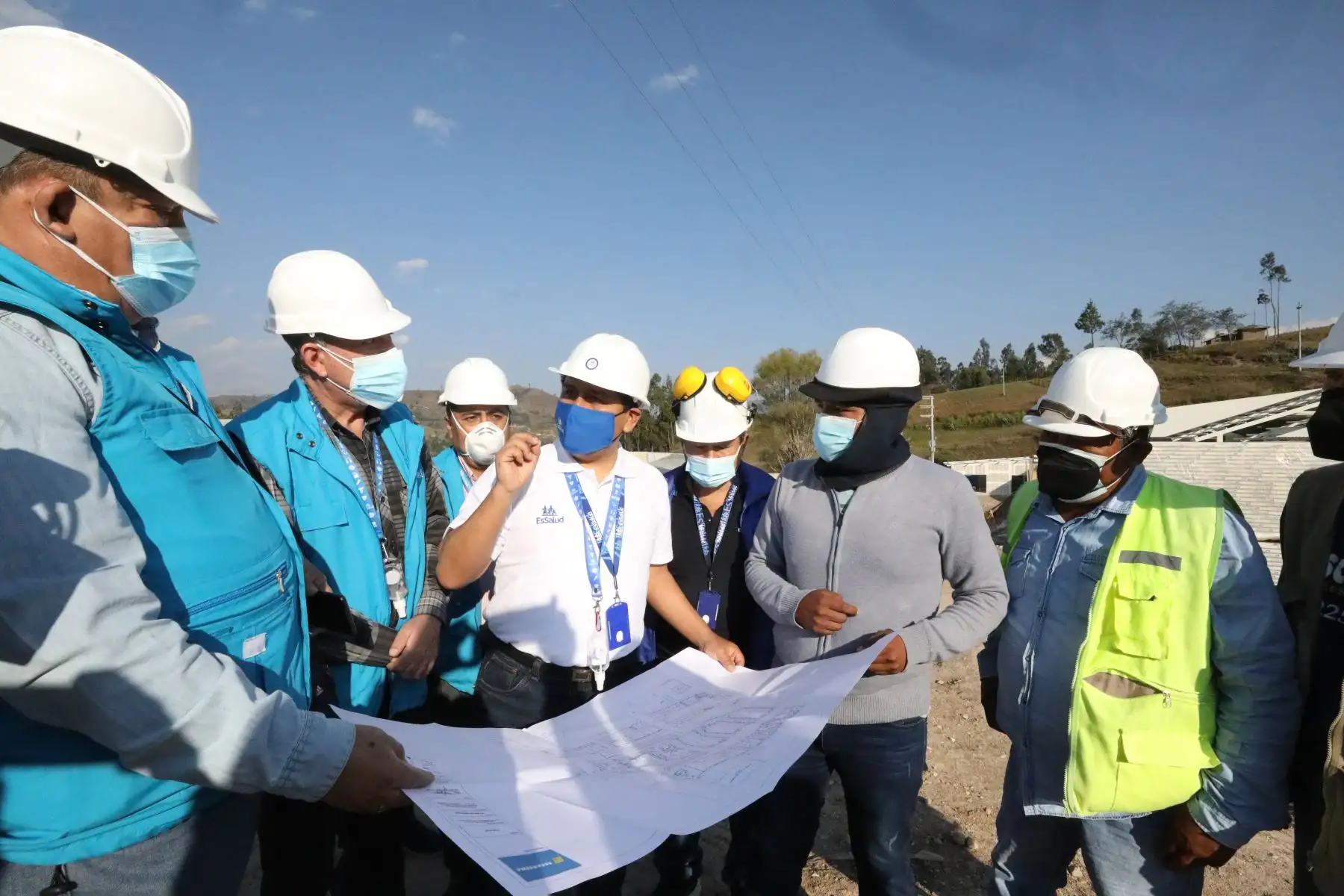 El presidente de EsSalud, Mario Carhuapoma, supervisó los avances de las obras del Hospital Modular de Chota, ubicado en la Comunidad Pingobamba, que será entregado a fines de septiembre. Foto: EsSalud