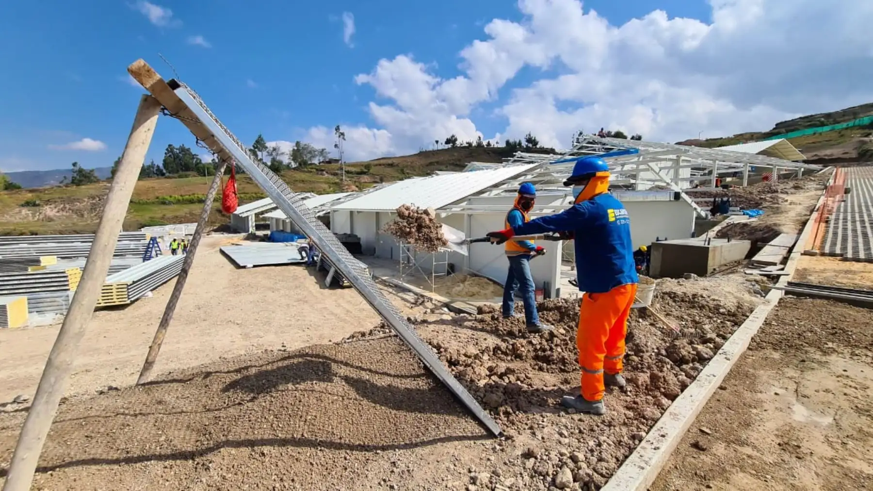 Así lo anunció el Dr. Mario Carhuapoma Yance, al constatar la edificación de la nueva infraestructura hospitalaria, que reforzará la atención Covid y No Covid en ese punto del país. Foto: EsSalud