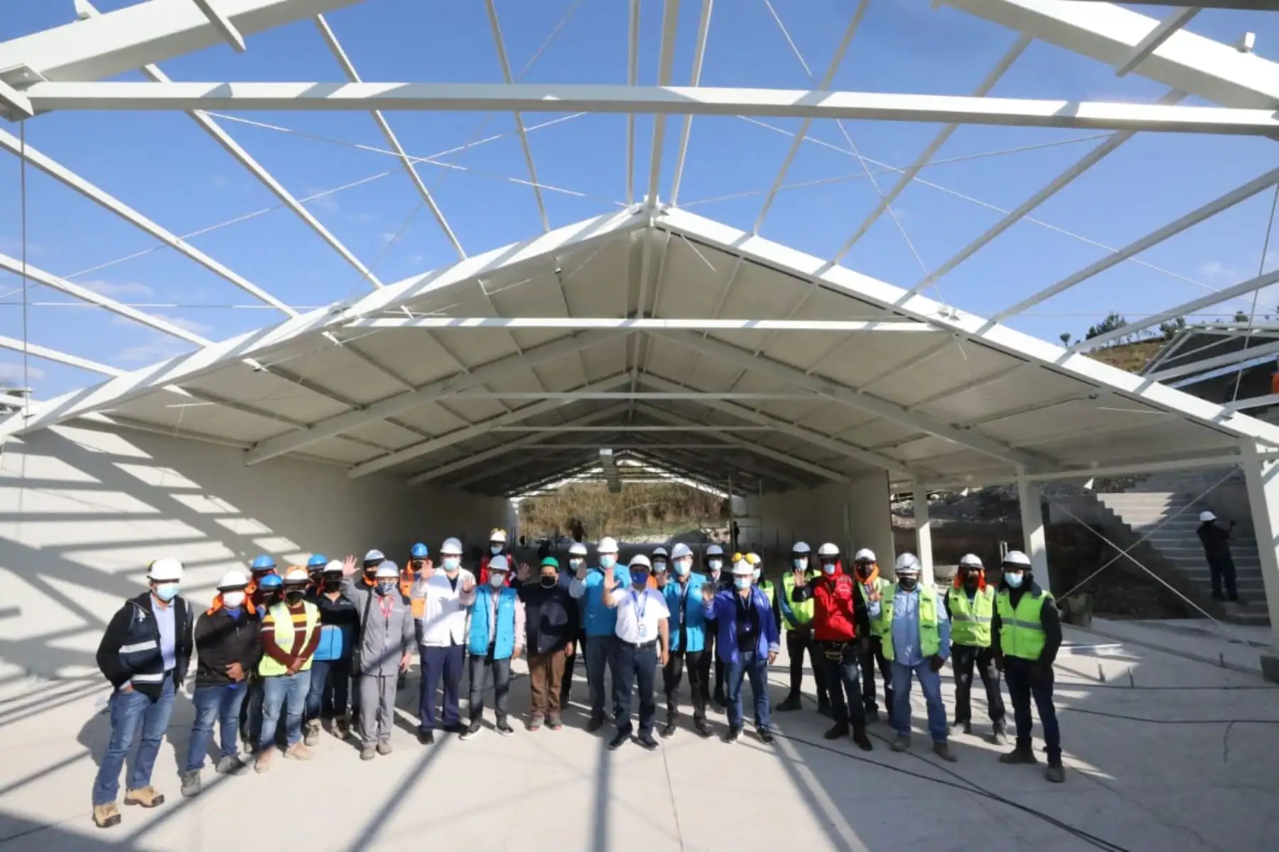 El presidente de EsSalud, Mario Carhuapoma, supervisó los avances de las obras del Hospital Modular de Chota, ubicado en la Comunidad Pingobamba, que será entregado a fines de septiembre. Foto: EsSalud