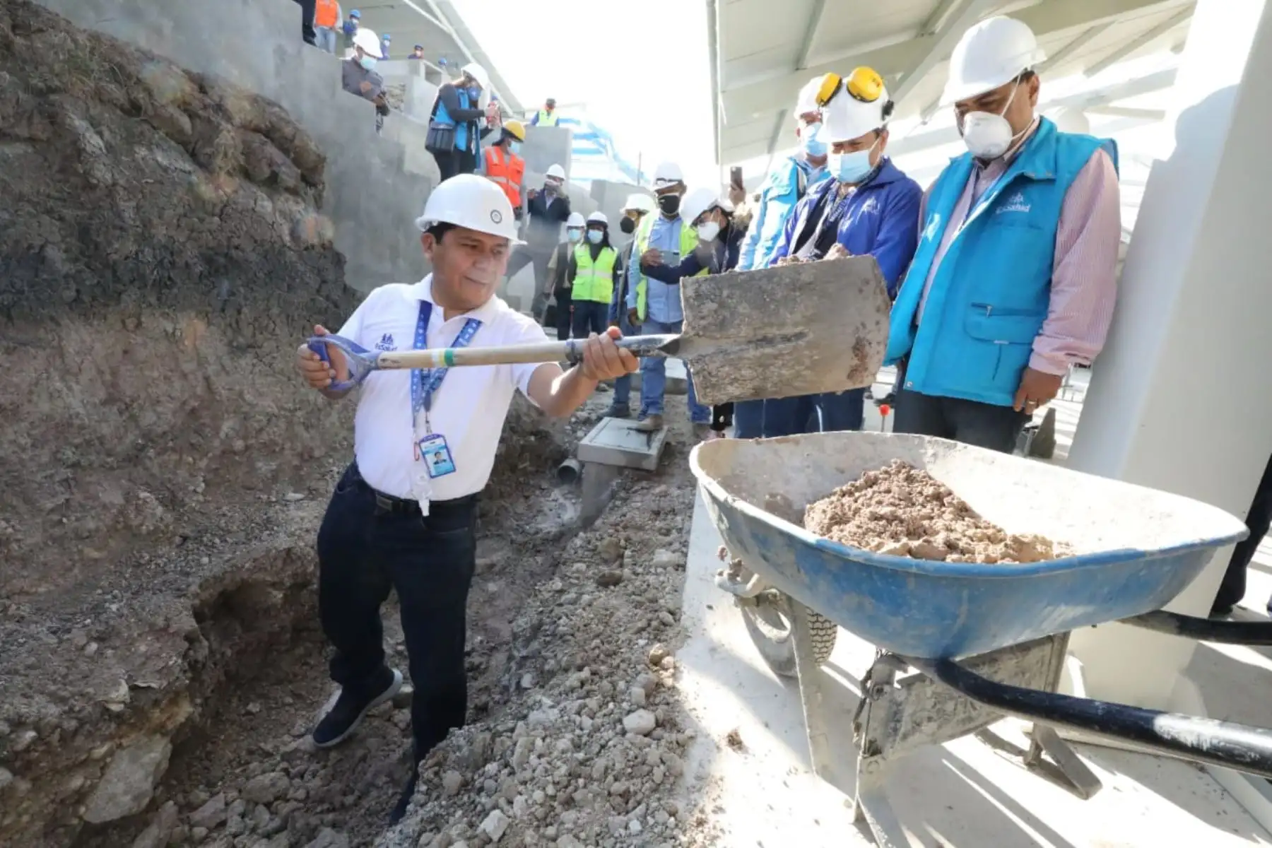 El presidente de EsSalud, Mario Carhuapoma, supervisó los avances de las obras del Hospital Modular de Chota, ubicado en la Comunidad Pingobamba, que será entregado a fines de septiembre. Foto: EsSalud