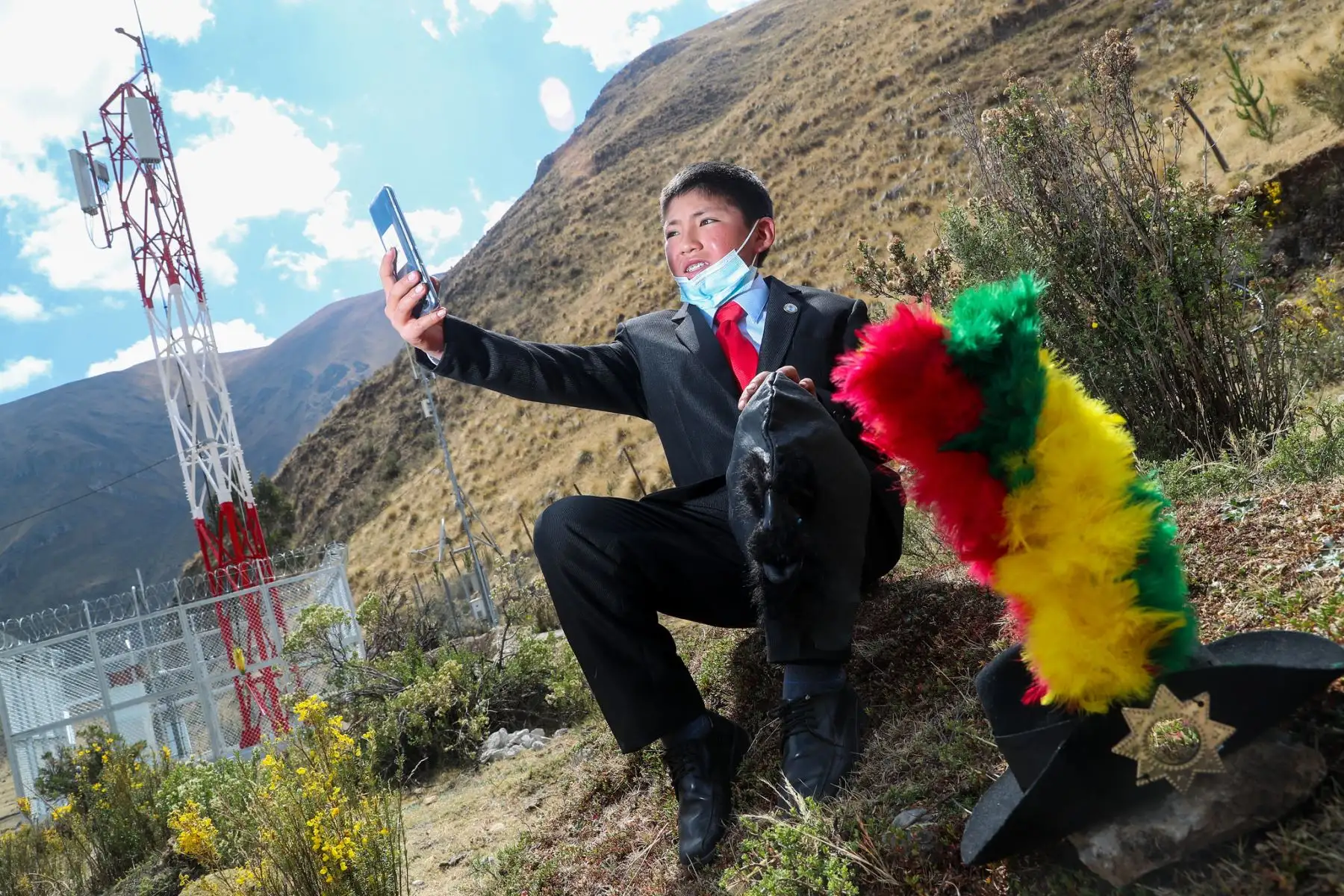 El ministro de Transportes y Comunicaciones, Juan Francisco Silva, presidió la ceremonia de activación de una antena 4G en el centro poblado de Vilca, Yauyos,  en el marco del régimen de canon por cobertura 2021 que impulsa el Ministerio de Transportes y Comunicaciones (MTC) con los operadores privados de telecomunicaciones.

Foto: ANDINA/Difusión