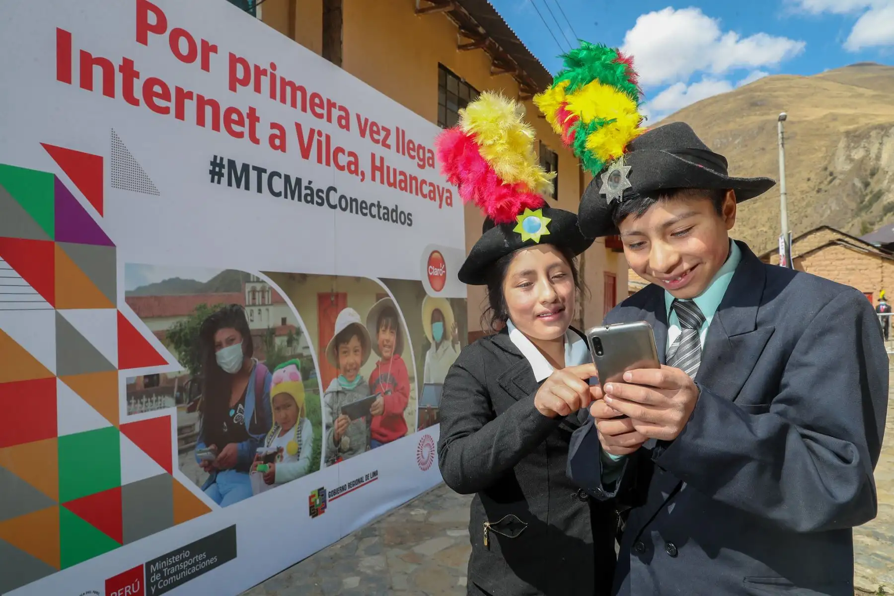 El ministro de Transportes y Comunicaciones, Juan Francisco Silva, presidió la ceremonia de activación de una antena 4G en el centro poblado de Vilca, Yauyos,  en el marco del régimen de canon por cobertura 2021 que impulsa el Ministerio de Transportes y Comunicaciones (MTC) con los operadores privados de telecomunicaciones.

Foto: ANDINA/Difusión