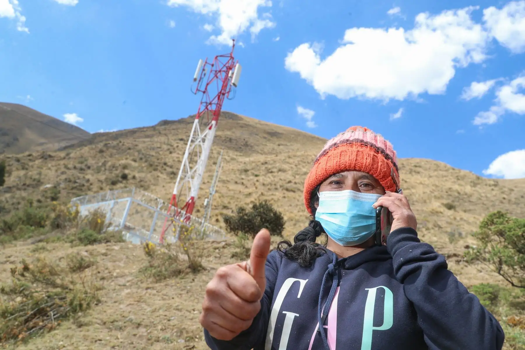 El ministro de Transportes y Comunicaciones, Juan Francisco Silva, presidió la ceremonia de activación de una antena 4G en el centro poblado de Vilca, Yauyos,  en el marco del régimen de canon por cobertura 2021 que impulsa el Ministerio de Transportes y Comunicaciones (MTC) con los operadores privados de telecomunicaciones.

Foto: ANDINA/MTC