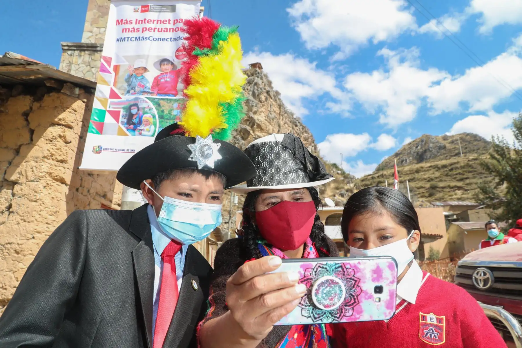 El ministro de Transportes y Comunicaciones, Juan Francisco Silva, presidió la ceremonia de activación de una antena 4G en el centro poblado de Vilca, Yauyos,  en el marco del régimen de canon por cobertura 2021 que impulsa el Ministerio de Transportes y Comunicaciones (MTC) con los operadores privados de telecomunicaciones.

Foto: ANDINA/MTC