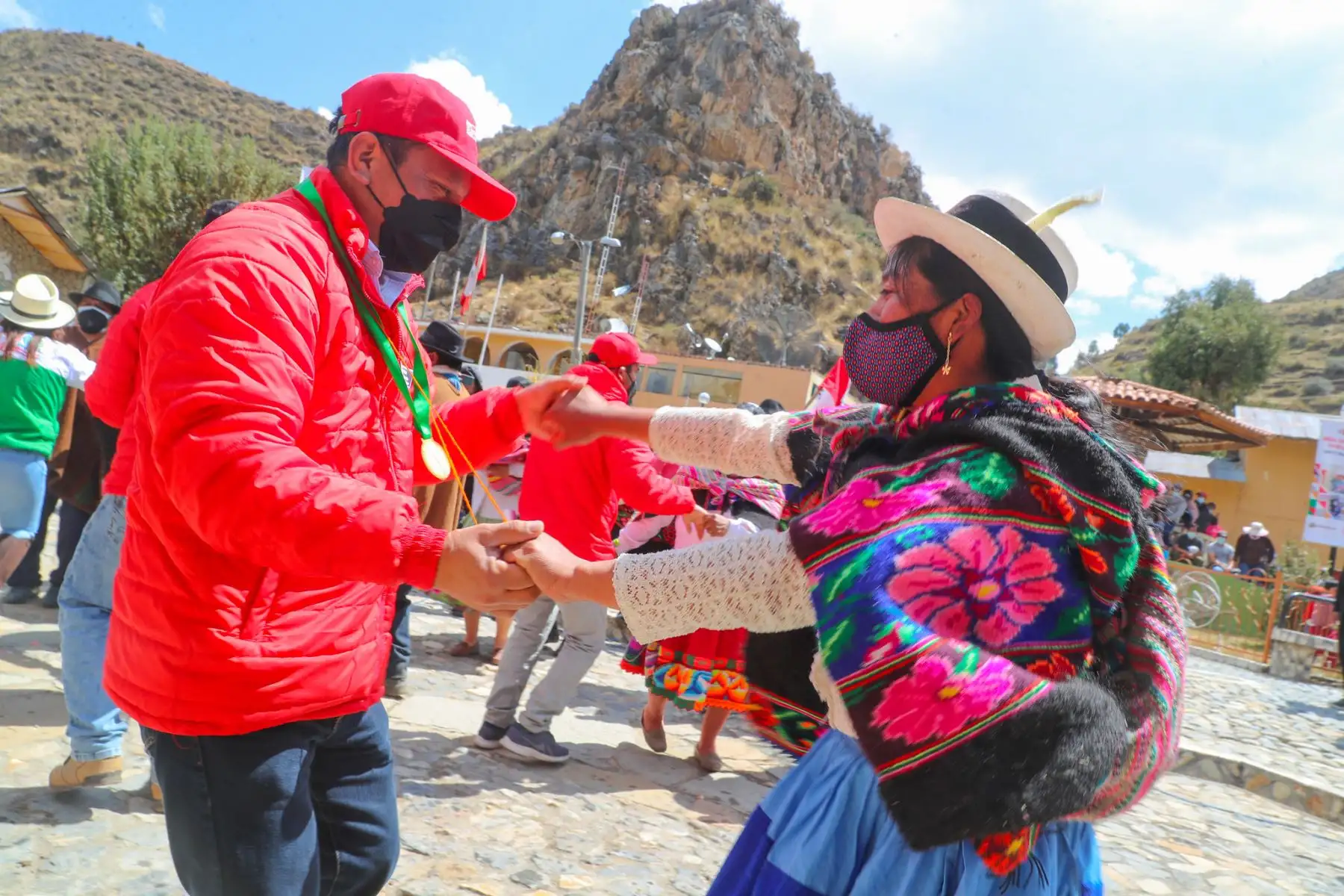 El ministro de Transportes y Comunicaciones, Juan Francisco Silva, presidió la ceremonia de activación de una antena 4G en el centro poblado de Vilca, Yauyos,  en el marco del régimen de canon por cobertura 2021 que impulsa el Ministerio de Transportes y Comunicaciones (MTC) con los operadores privados de telecomunicaciones.

Foto: ANDINA/MTC