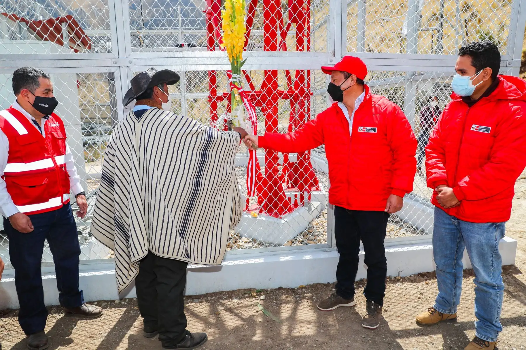 El ministro de Transportes y Comunicaciones, Juan Francisco Silva, presidió la ceremonia de activación de una antena 4G en el centro poblado de Vilca, Yauyos,  en el marco del régimen de canon por cobertura 2021 que impulsa el Ministerio de Transportes y Comunicaciones (MTC) con los operadores privados de telecomunicaciones.

Foto: ANDINA/MTC