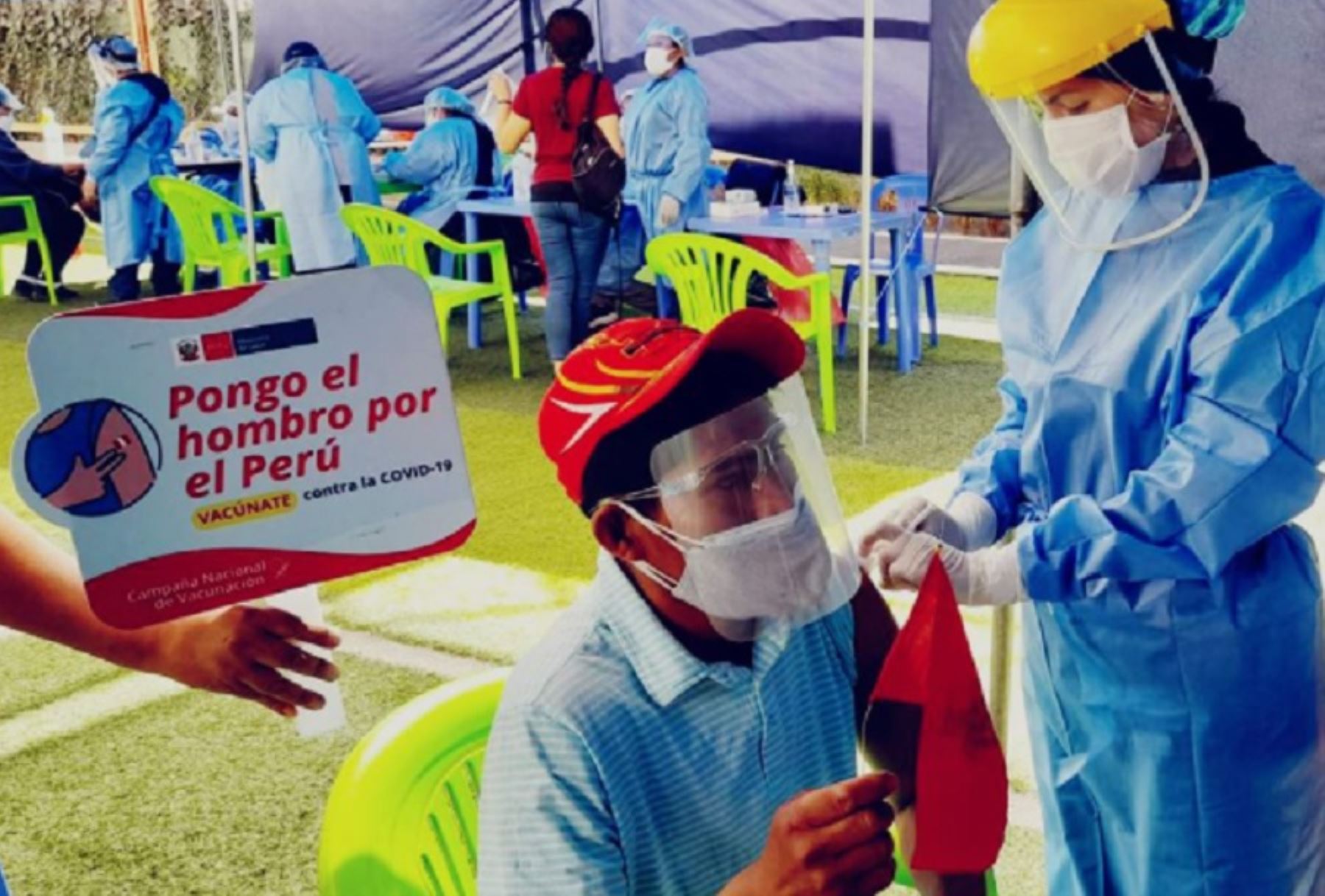Con éxito se desarrolla el primer día de la tercera Vacunatón contra la covid-19 en la región Arequipa, en los 19 puntos de vacunación instalados para esta jornada de inmunización dirigida a personas de 37 a 39 años.