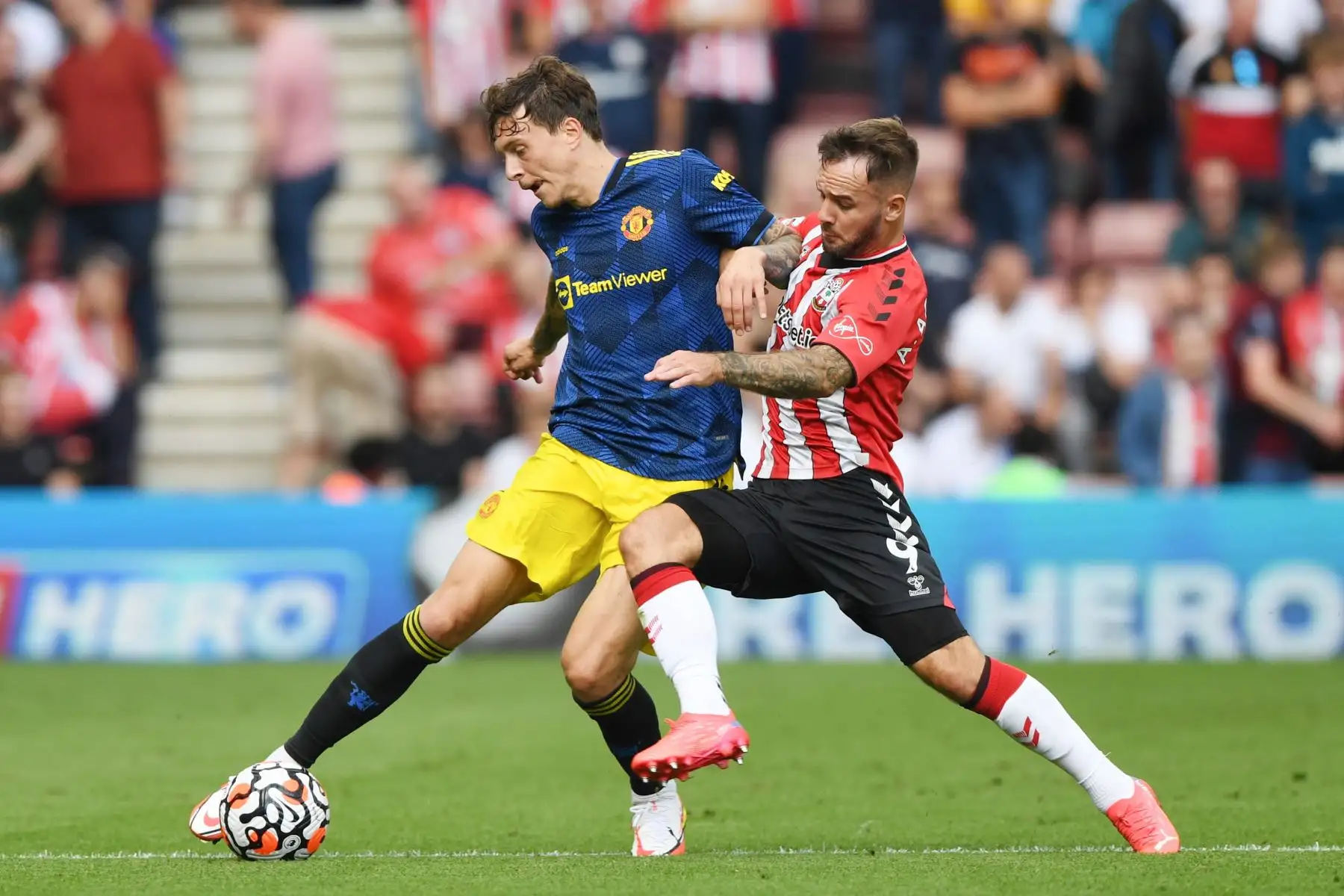 Adam Armstrong de Southampton en acción contra Victor Lindelof del Manchester United durante el partido de la Premier League, en el St Mary