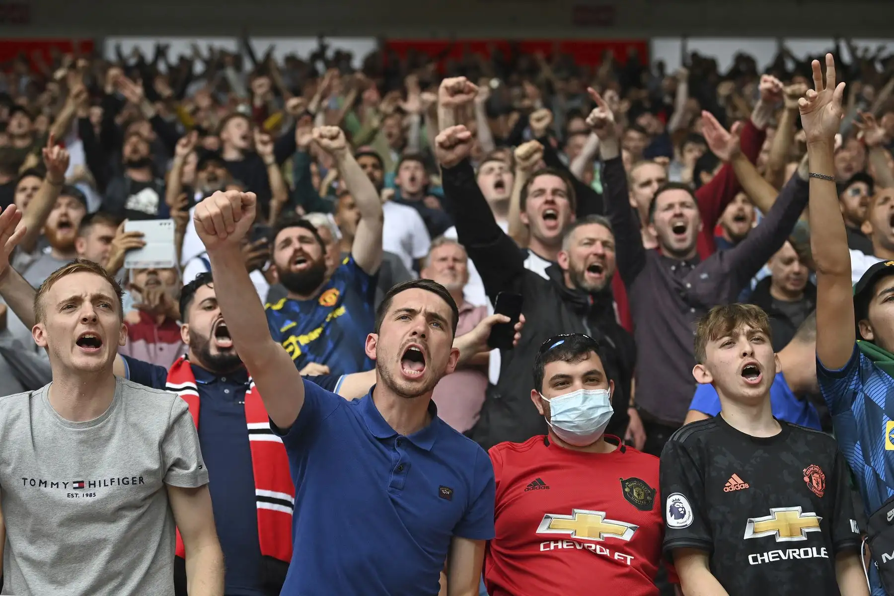 Los aficionados del Manchester United alientan a su equipo durante el partido ante Southamptonl por la Premier League, en el St Mary