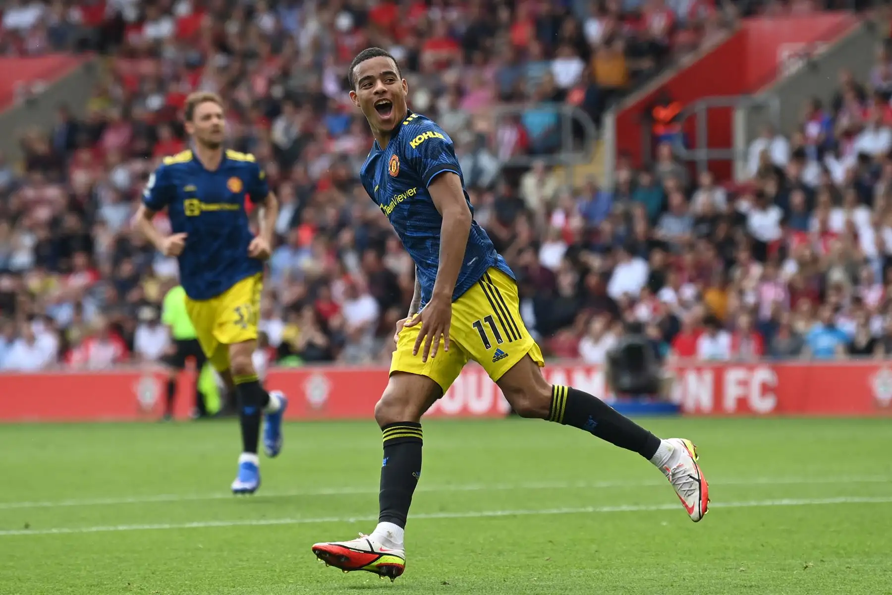 El delantero inglés del Manchester United, Mason Greenwood, celebra tras anotar el gol del empate ante Southampton durante el partido de fútbol de la Premier League, en el St Mary