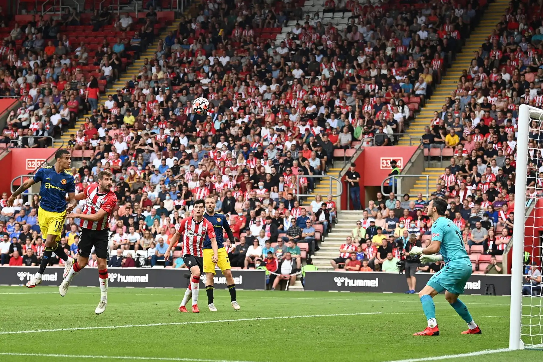 El delantero inglés del Manchester United Mason Greenwood cabecea el balón al arco del portero inglés de Southampton Alex McCarthy durante el partido de la Premier League, en el St Mary