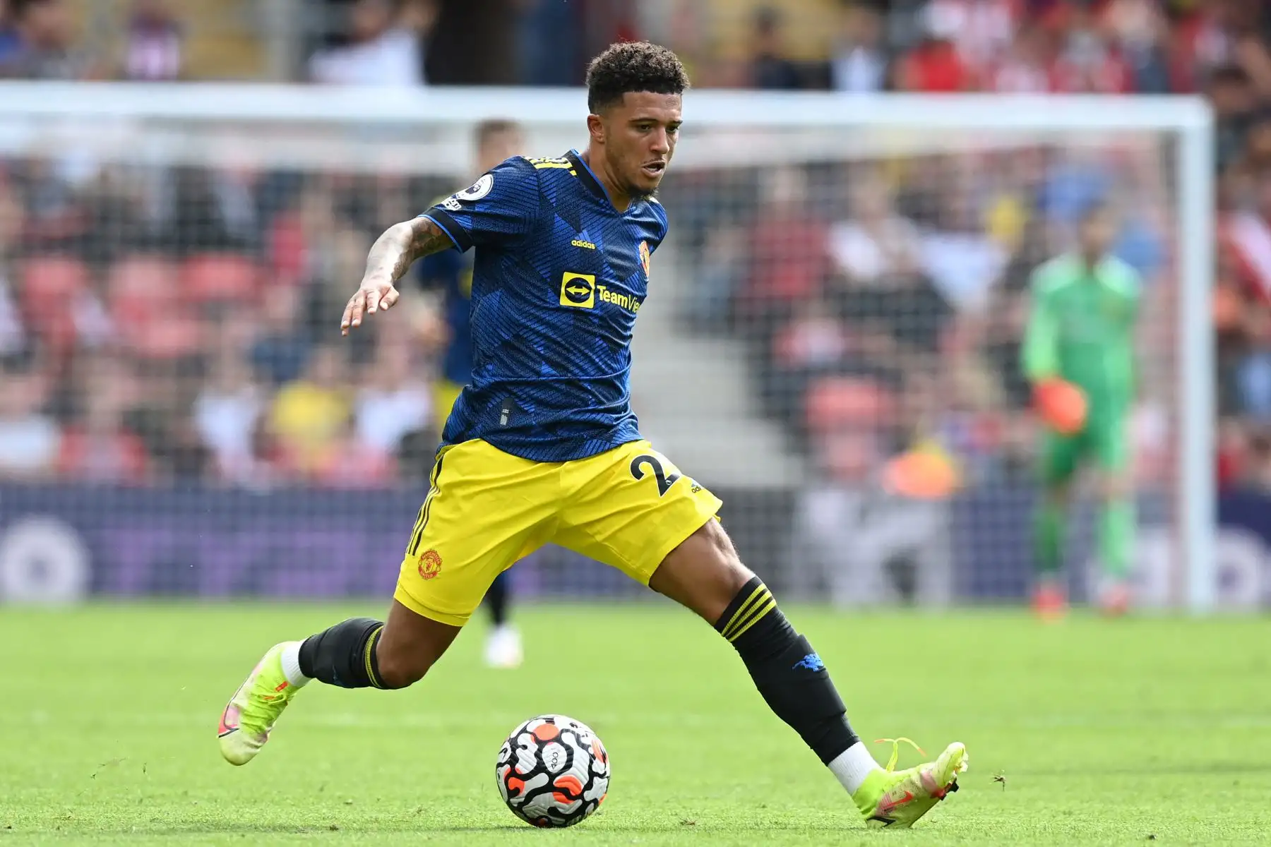 El delantero inglés del Manchester United, Jadon Sancho, corre con el balón durante el partido de la Premier League, en el St Mary