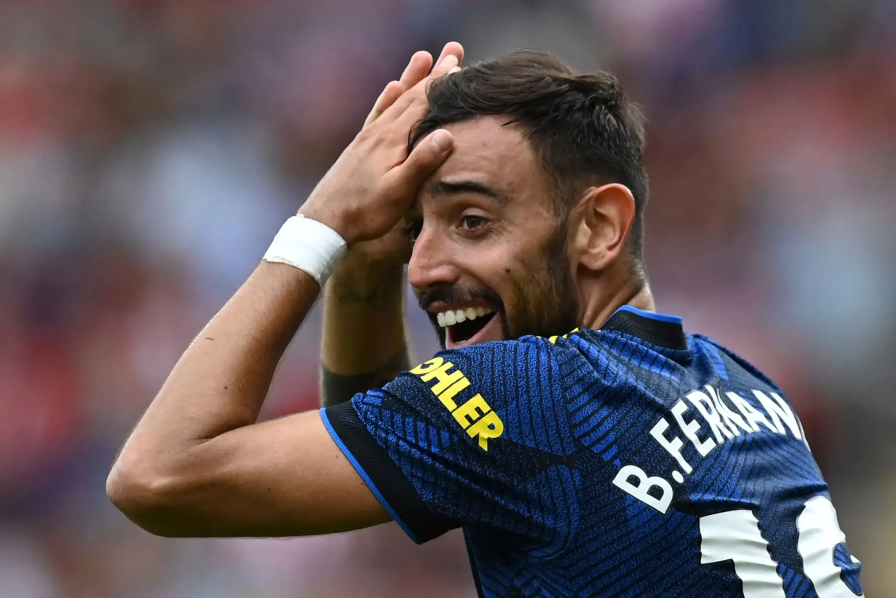 El centrocampista portugués del Manchester United Bruno Fernandes reacciona durante el partido de la Premier League, en el St Mary