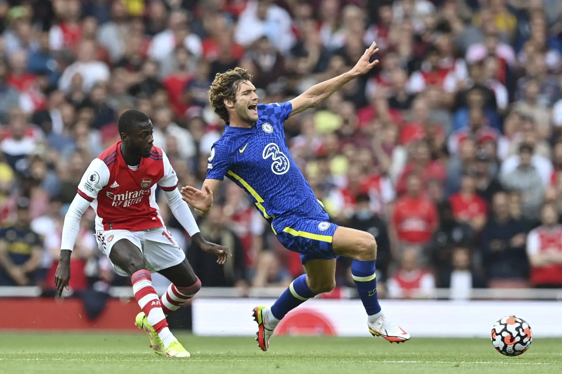 El centrocampista del Arsenal Nicolas Pepe comete una falta al defensor español del Chelsea Marcos Alonso durante el partido de la Premier League, en el Emirates Stadium de Londres. Foto: AFP