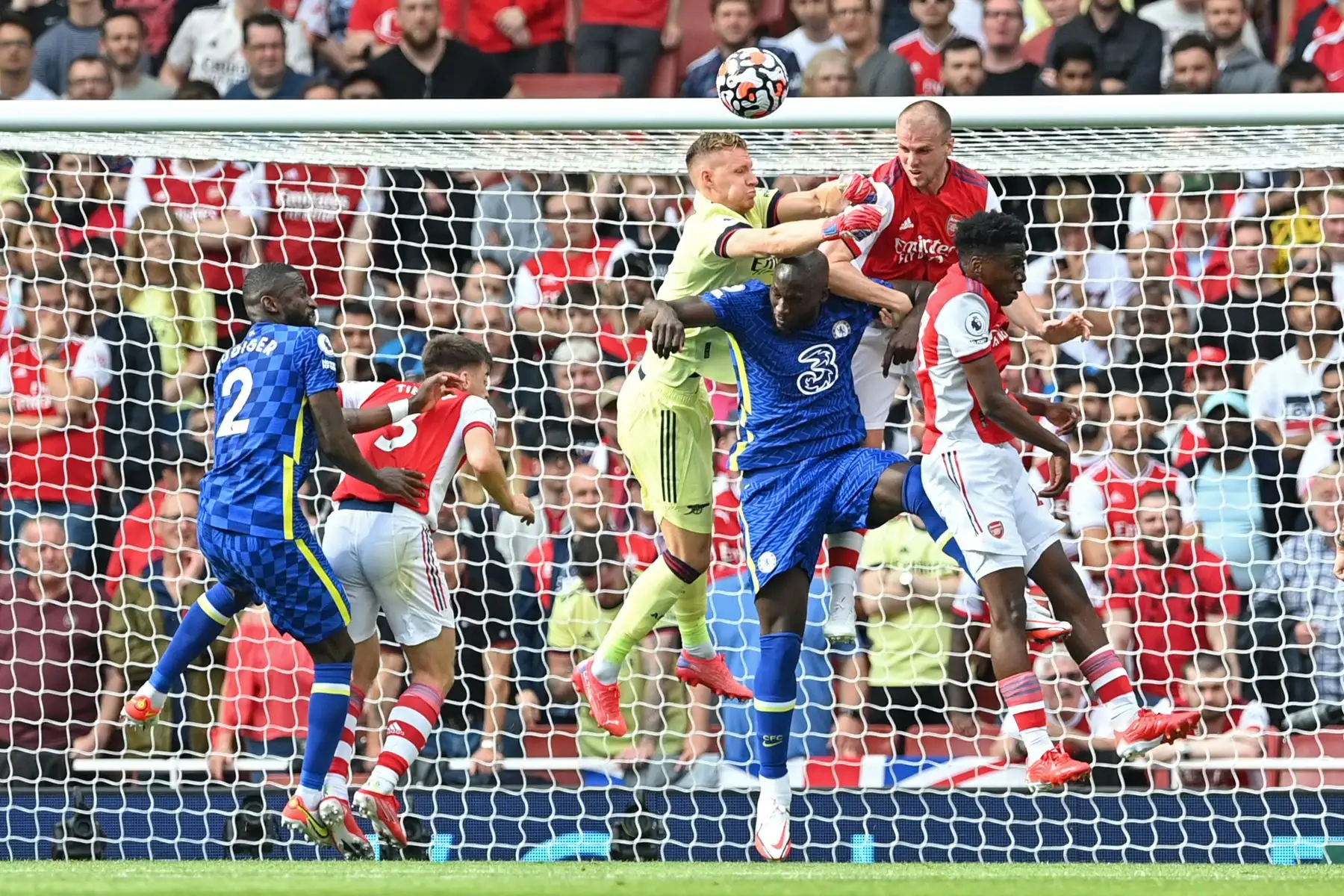 El portero alemán del Arsenal, Bernd Leno, sale de su línea para atajar el balón sobre el delantero belga del Chelsea Romelu Lukaku durante el partido de la Premier League, en el Emirates Stadium de Londres. Foto: AFP