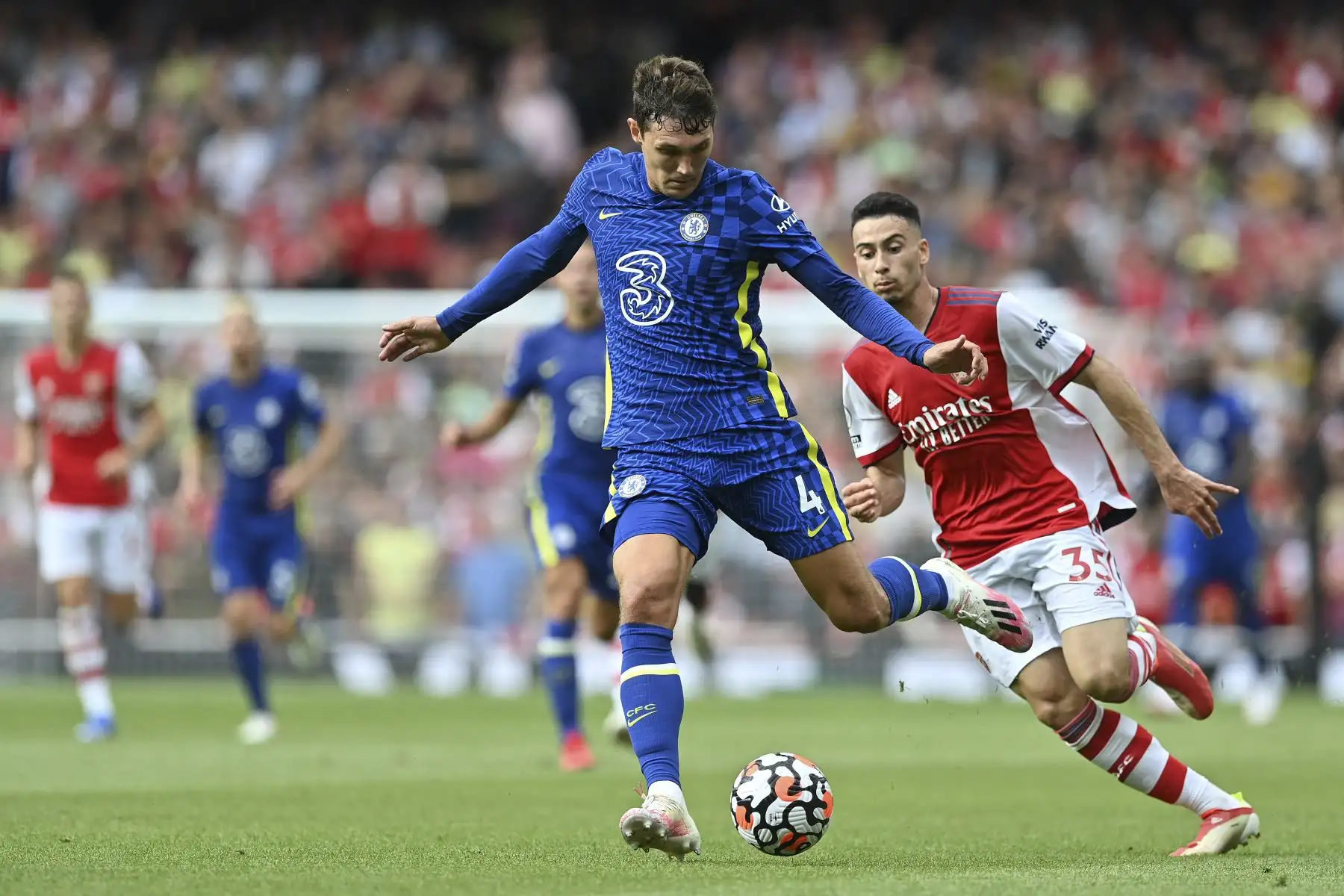 El defensor danés del Chelsea Andreas Christensen compite por el balón contra el delantero brasileño del Arsenal Gabriel Martinelli durante el partido de la Premier League, en el Emirates Stadium de Londres. Foto: AFP
