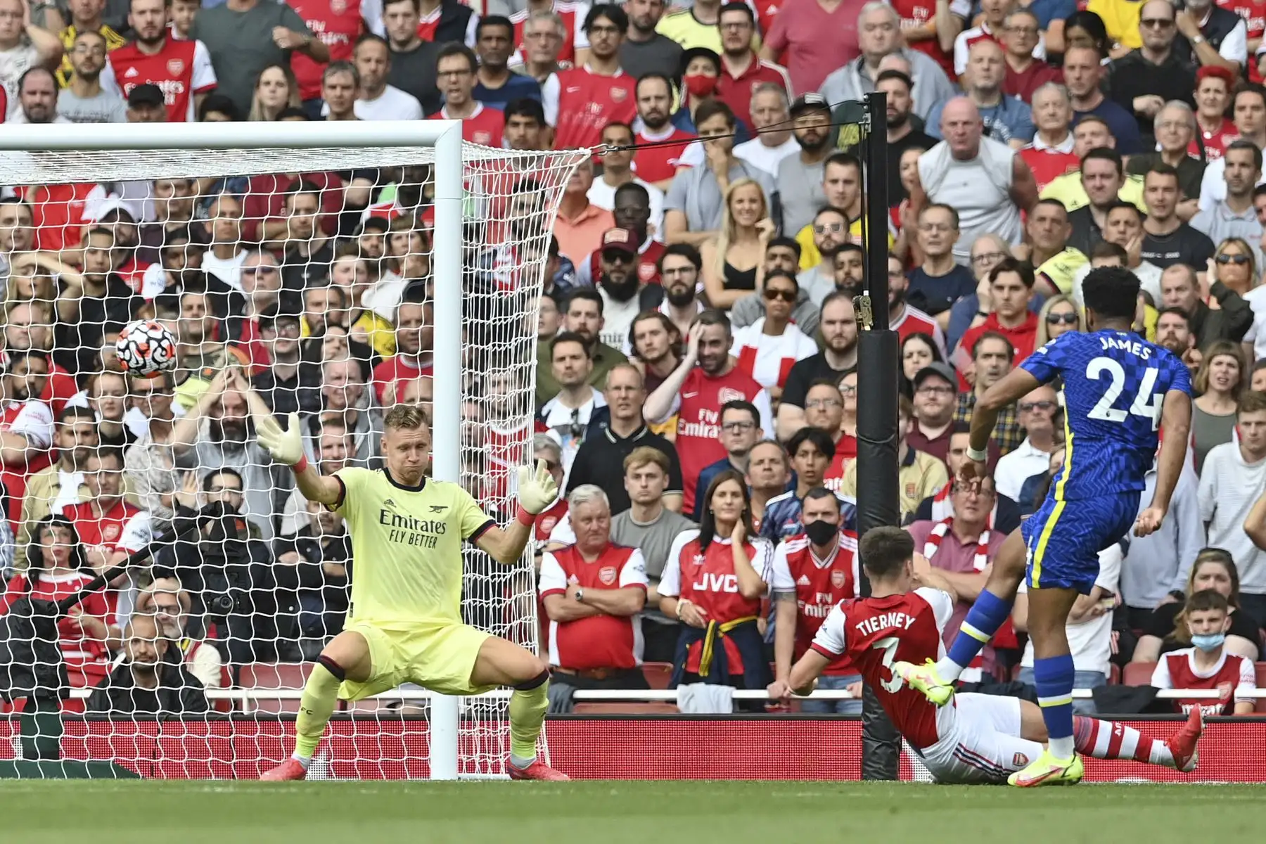 El defensor inglés del Chelsea Reece James dispara y anota el segundo gol de su equipo durante el partido de la Premier League, en el Emirates Stadium de Londres. Foto: AFP