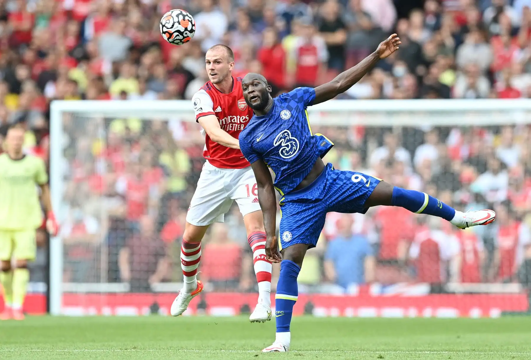 El delantero belga del Chelsea Romelu Lukaku pelea por el balón contra el defensor inglés del Arsenal Rob Holding durante el partido de la Premier League, en el Emirates Stadium de Londres. Foto: AFP