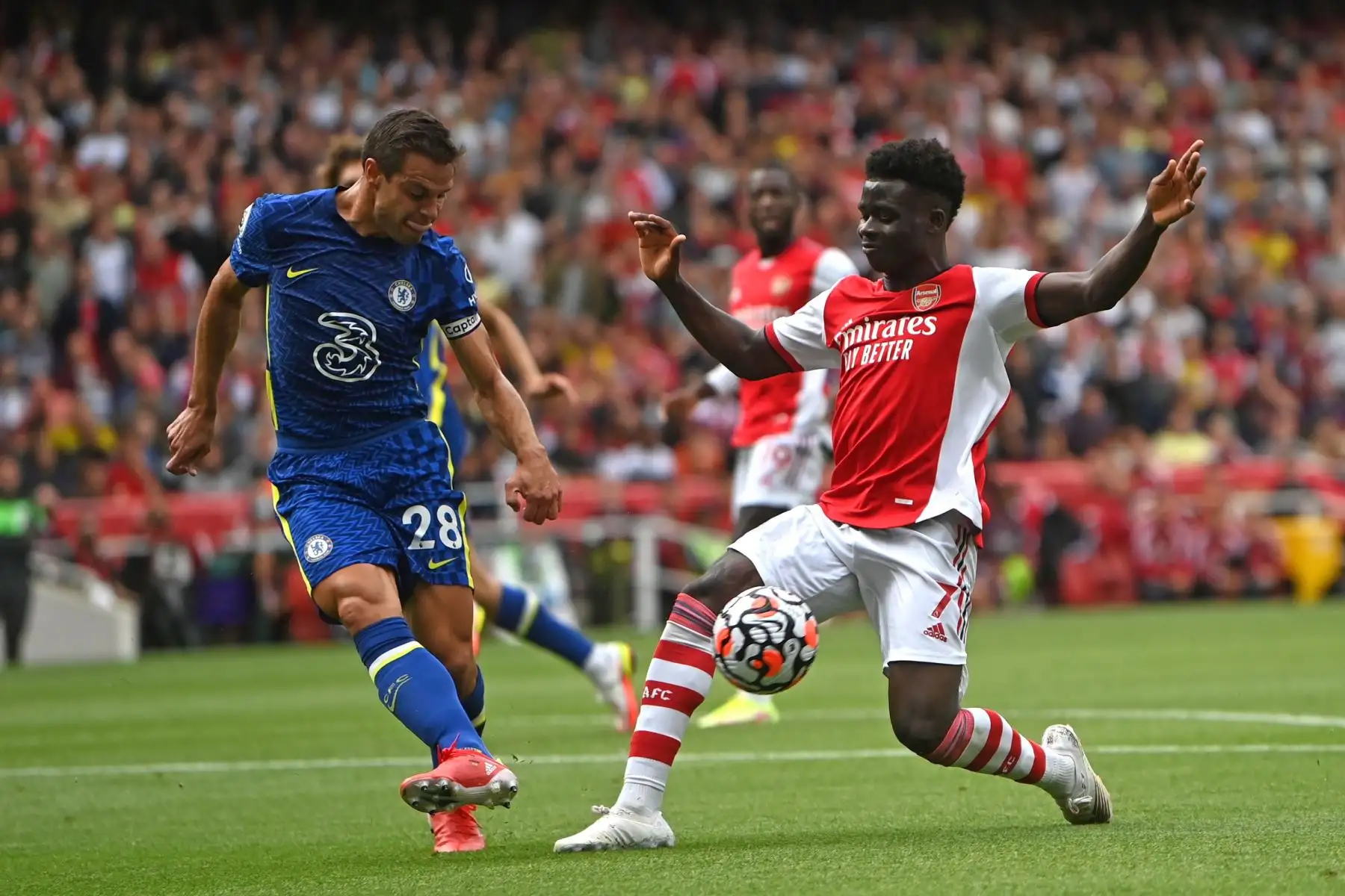 César Azpilicueta del Chelsea y Bukayo Saka del Arsenal disputan el balón durante el partido de la Premier League, en el Emirates Stadium de Londres. Foto: EFE