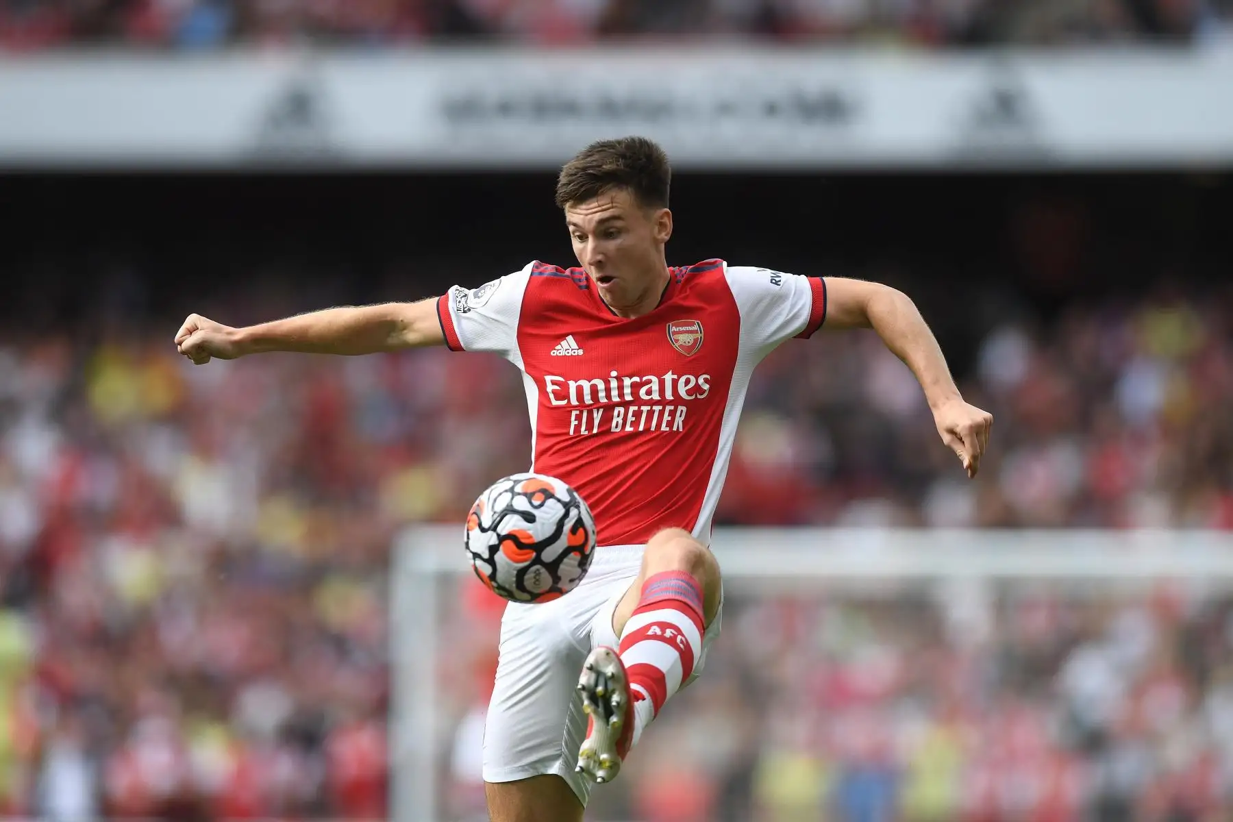 Kieran Tierney del Arsenal controla el balón durante el partido de la Premier League, en el Emirates Stadium de Londres. Foto: EFE