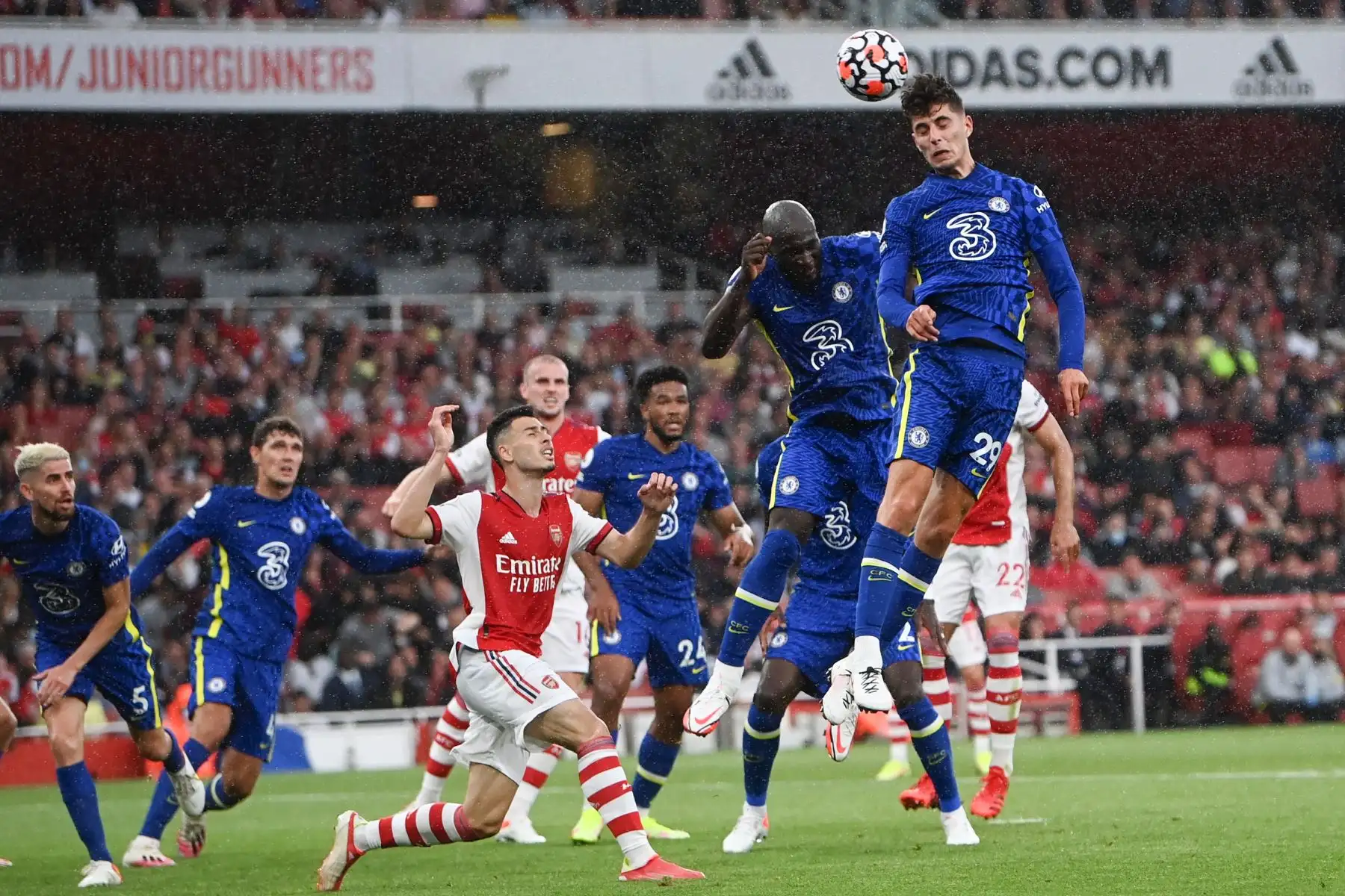 Kai Havertz del Chelsea intercepta un saque de esquina durante el partido de la Premier League, en el Emirates Stadium de Londres. Foto: EFE