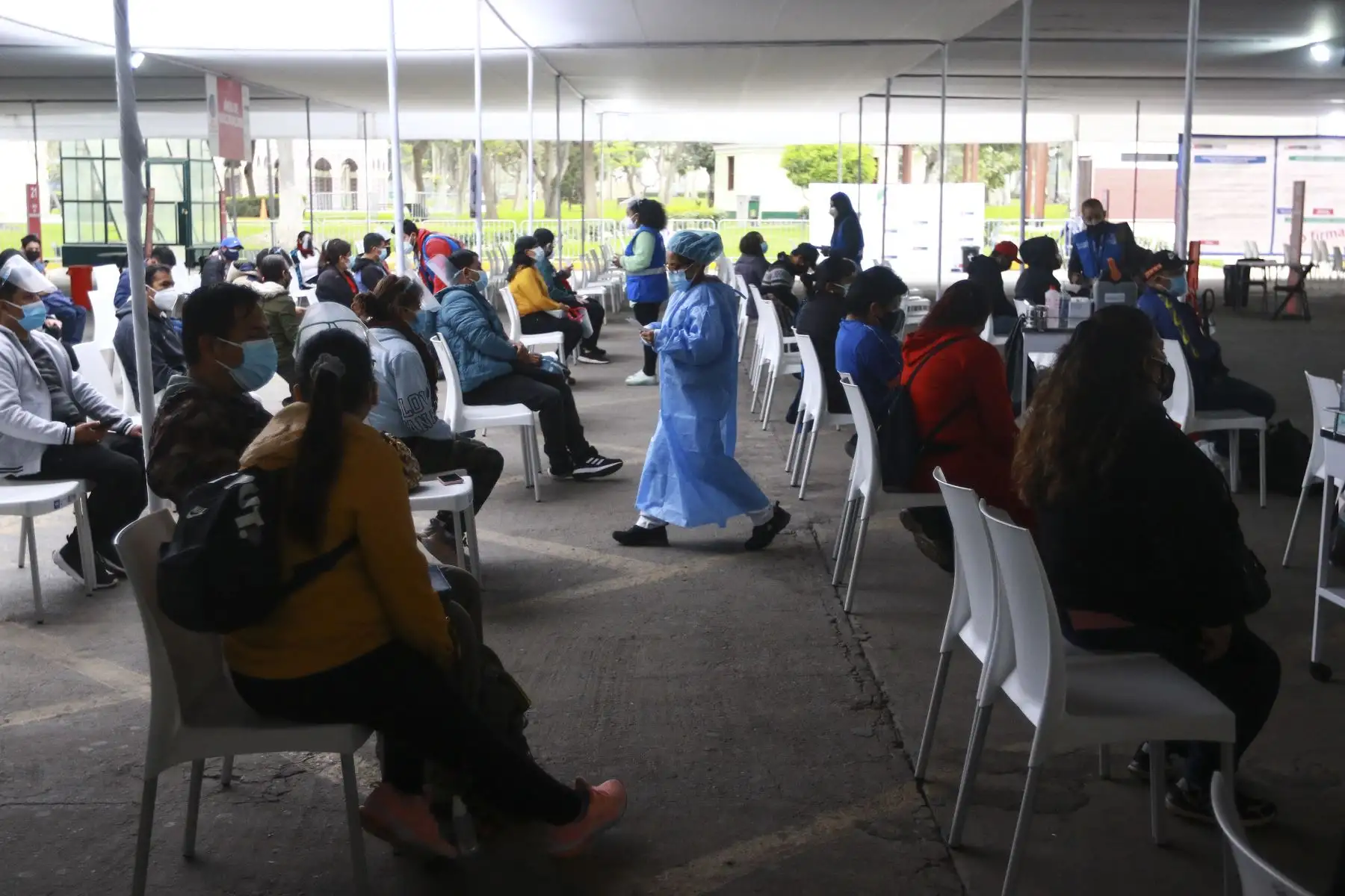 Personas mayores de 38 años continúan llegando al Parque de la Exposición para recibir su dosis de la vacuna contra el covid-19. Foto: ANDINA/Jhonel Rodríguez