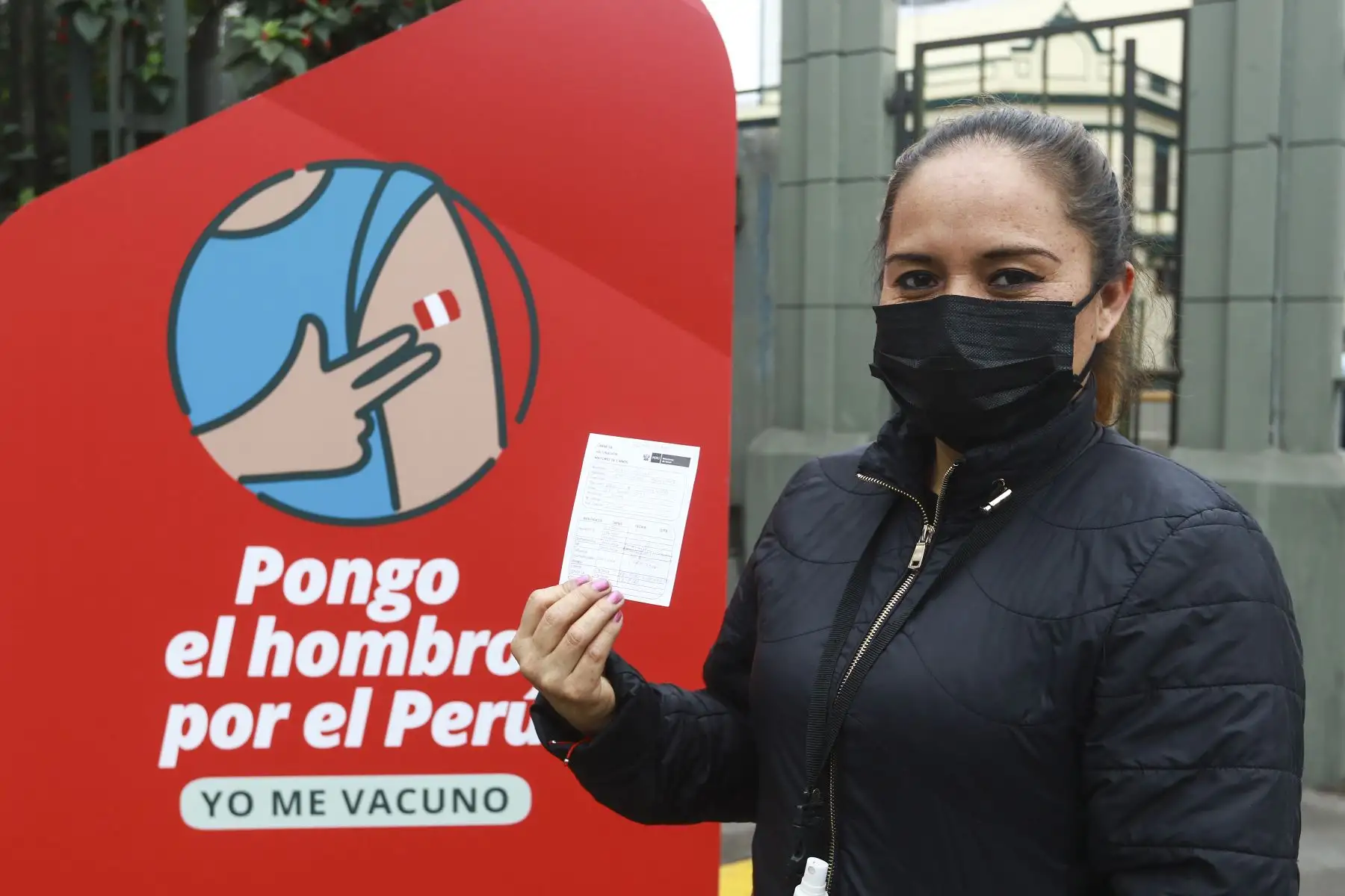 Personas mayores de 38 años continúan llegando al centro de inmunización del Parque de la Exposición para recibir su dosis de la vacuna contra el covid-19. Foto: ANDINA/Jhonel Rodríguez