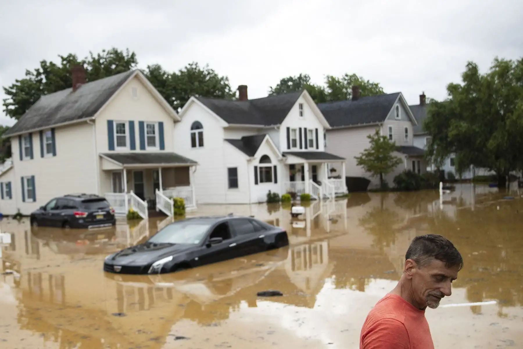 Un hombre camina al borde de una inundación repentina provocada por la tormenta tropical Henri, en la ciudad de Helmetta, Nueva Jersey, en los Estados Unidos. Foto: AFP