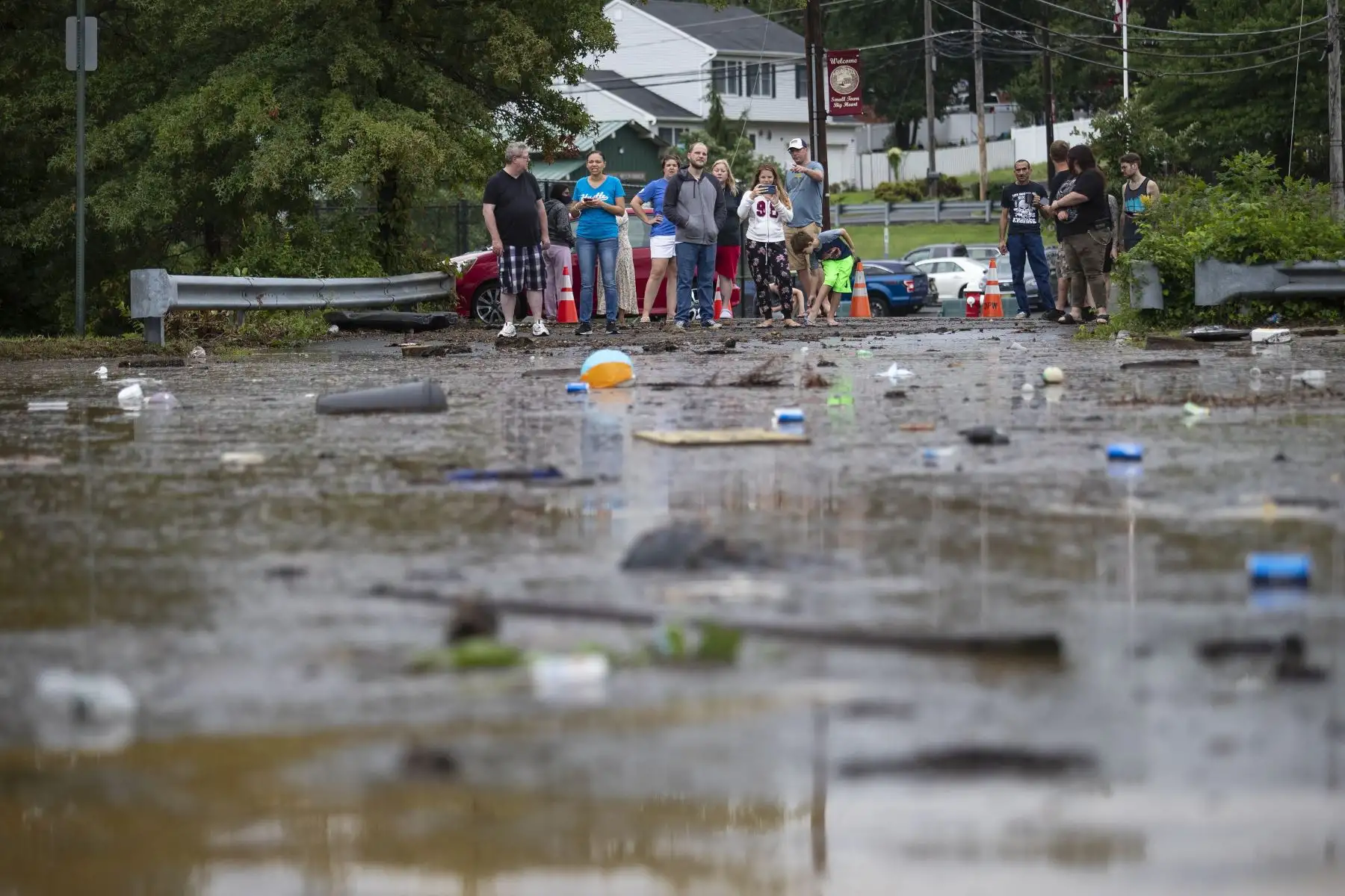 Los residentes evacuados observan los escombros flotantes después de una inundación repentina provocada por la tormenta tropical Henri, en Helmetta, Nueva Jersey, en los Estados Unidos. Foto: AFP