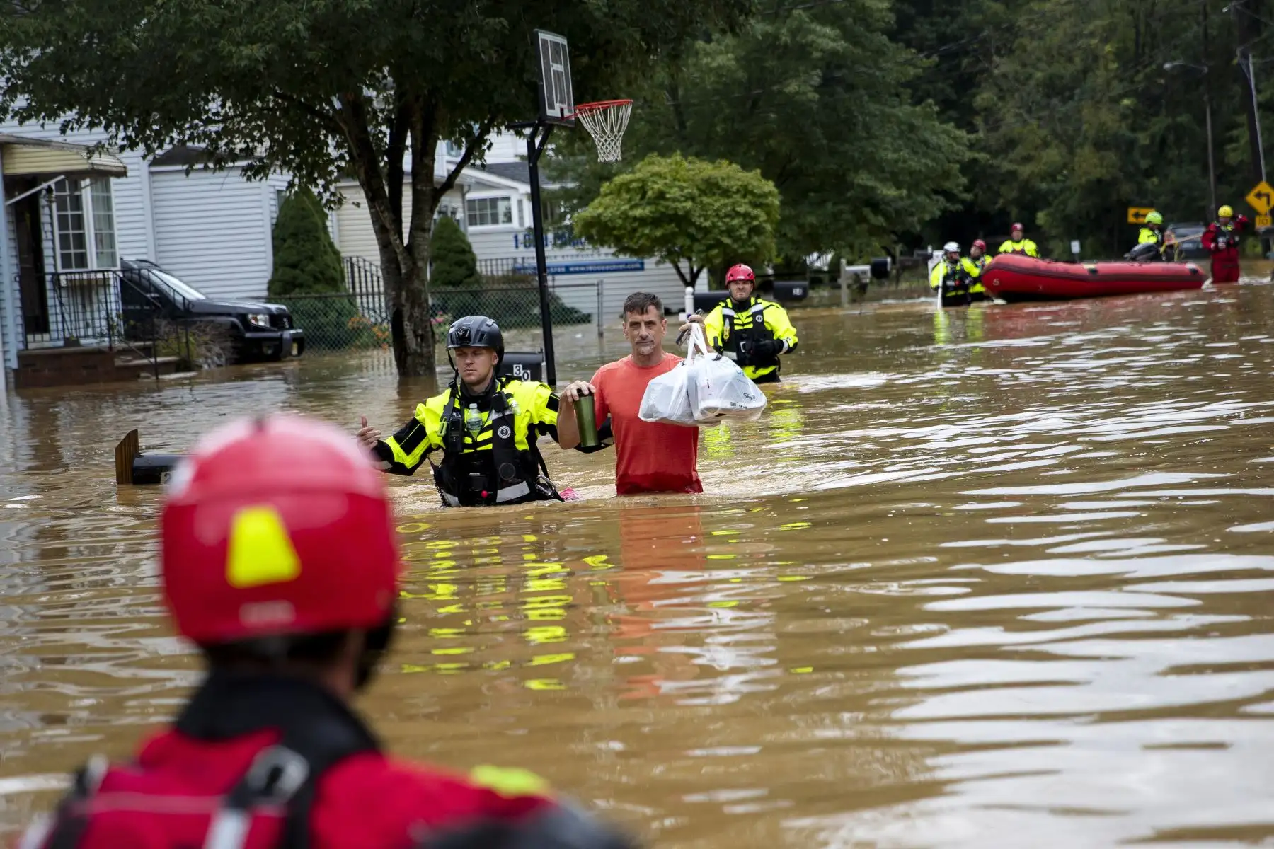 Un miembro de la tripulación de rescate de New Market Volunteer Fire Company ayuda a evacuar a los residentes tras el paso de la tormenta tropical Henri, en Hemetta, Nueva Jersey, en los Estados Unidos. Foto: AFP
