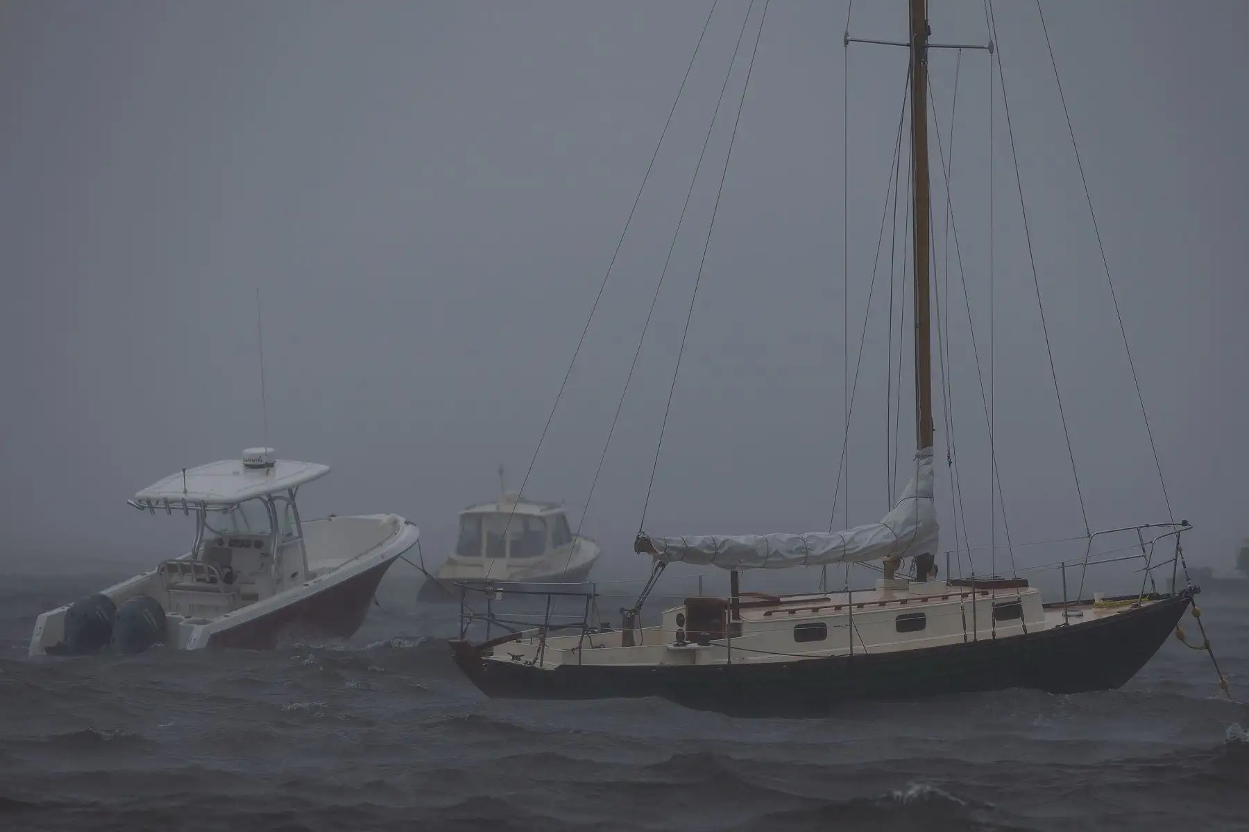 Los barcos se mecen en las olas cuando la tormenta tropical Henri llega a Watch Hill en Westerly, Rhode Island, Estados Unidos. Foto: EFE