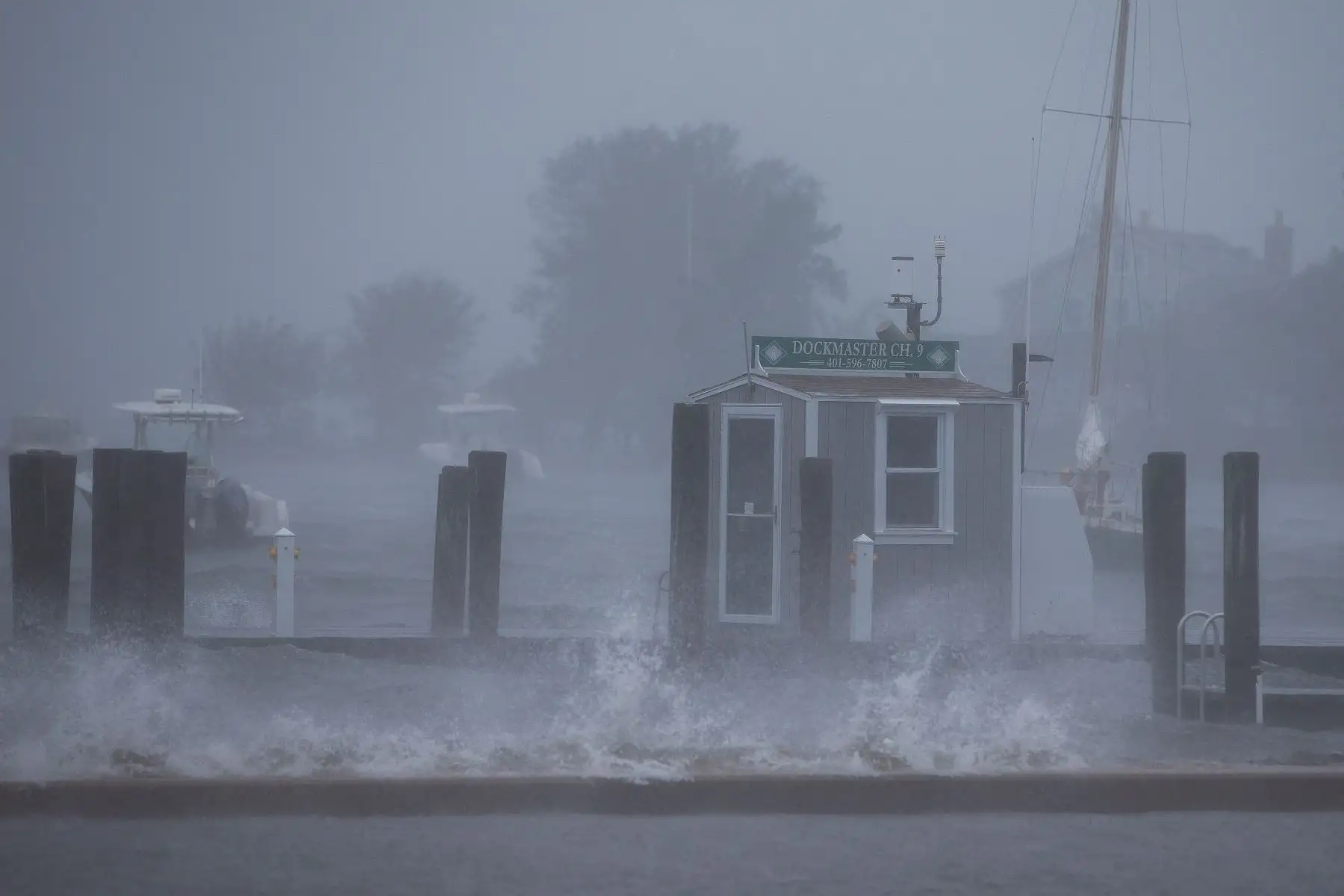 Las olas rompen alrededor del edificio del Dockmaster en el Watch Hill Yacht Club cuando la tormenta tropical Henri llega a Watch Hill en Westerly, Rhode Island, Estados Unidos. Foto: EFE