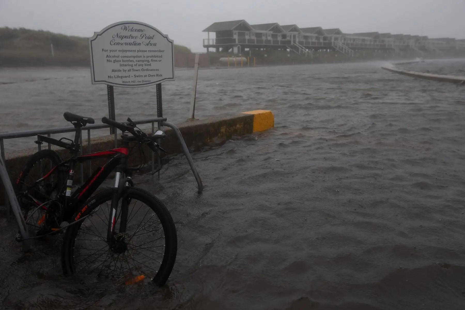 Una bicicleta afectadas por las aguas cuando la tormenta tropical Henri llega a Watch Hill en Westerly, Rhode Island, Estados Unidos. Foto: EFE