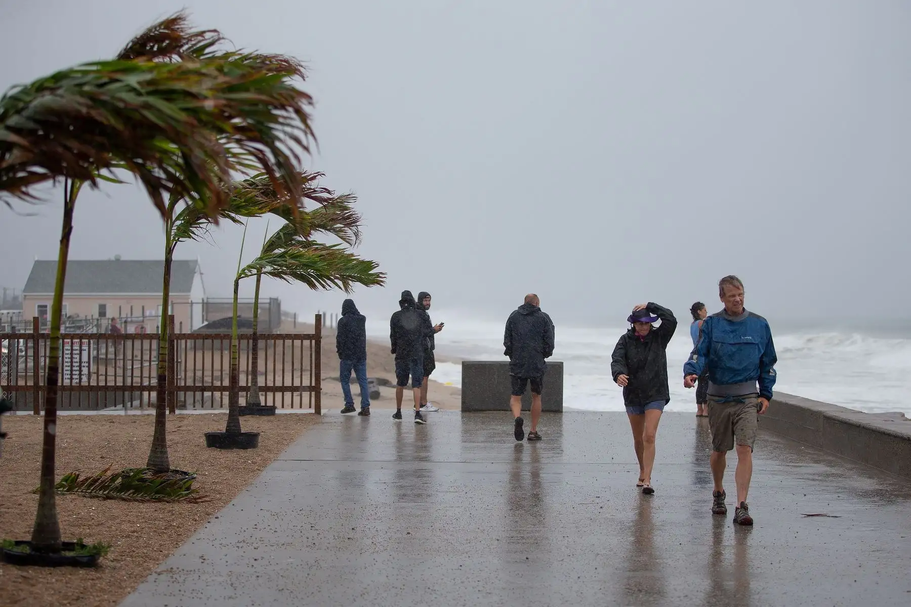 Las personas observan las olas cuando la tormenta tropical Henri llega a la zona de Misquamicut Beach, en Westerly, Rhode Island, EE. UU. Foto. EFE