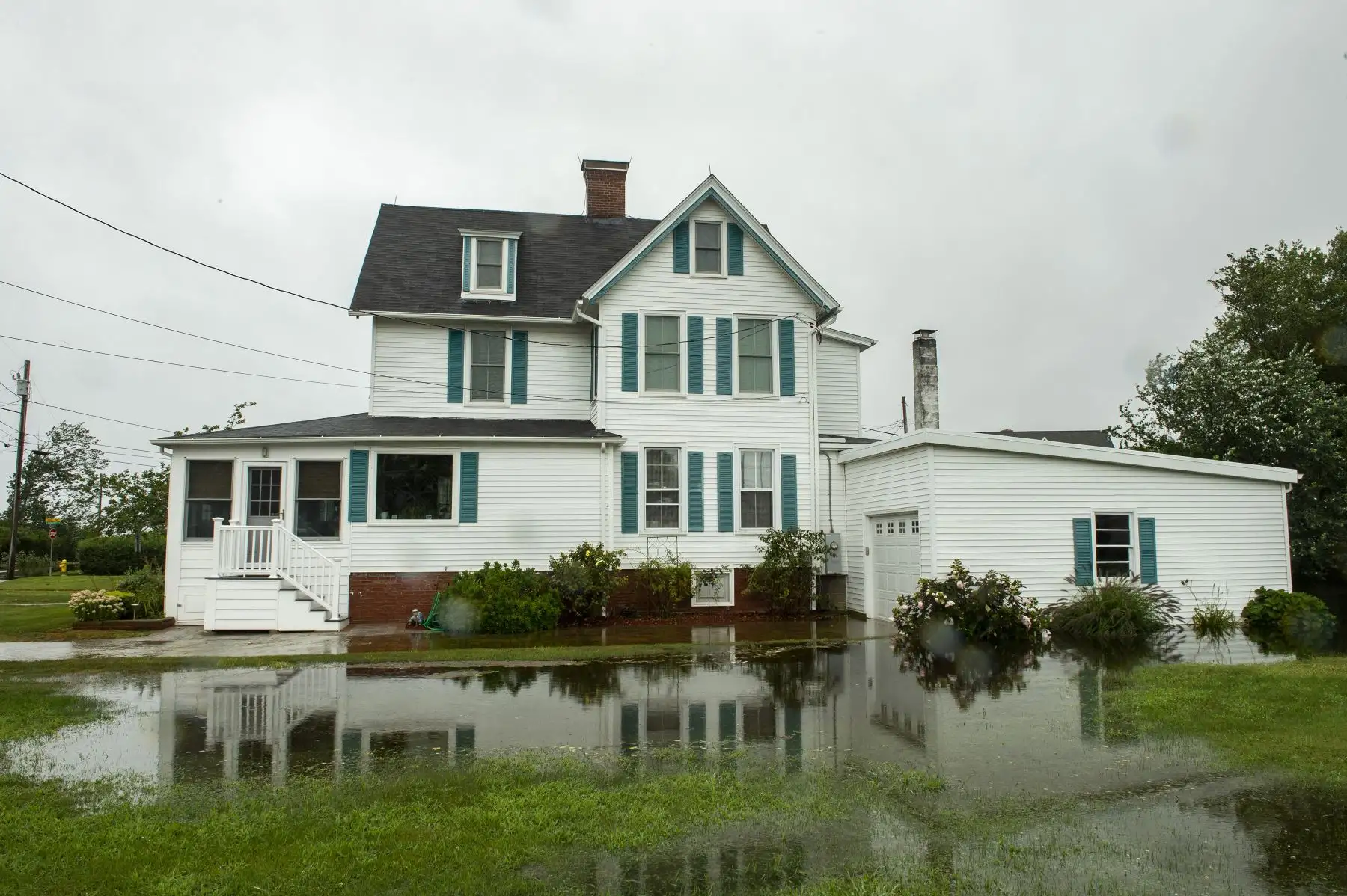 El agua inunda una casa y la calle a su alrededor por el paso de la tormenta tropical Henri, en Groton, Connecticut. Foto: AFP