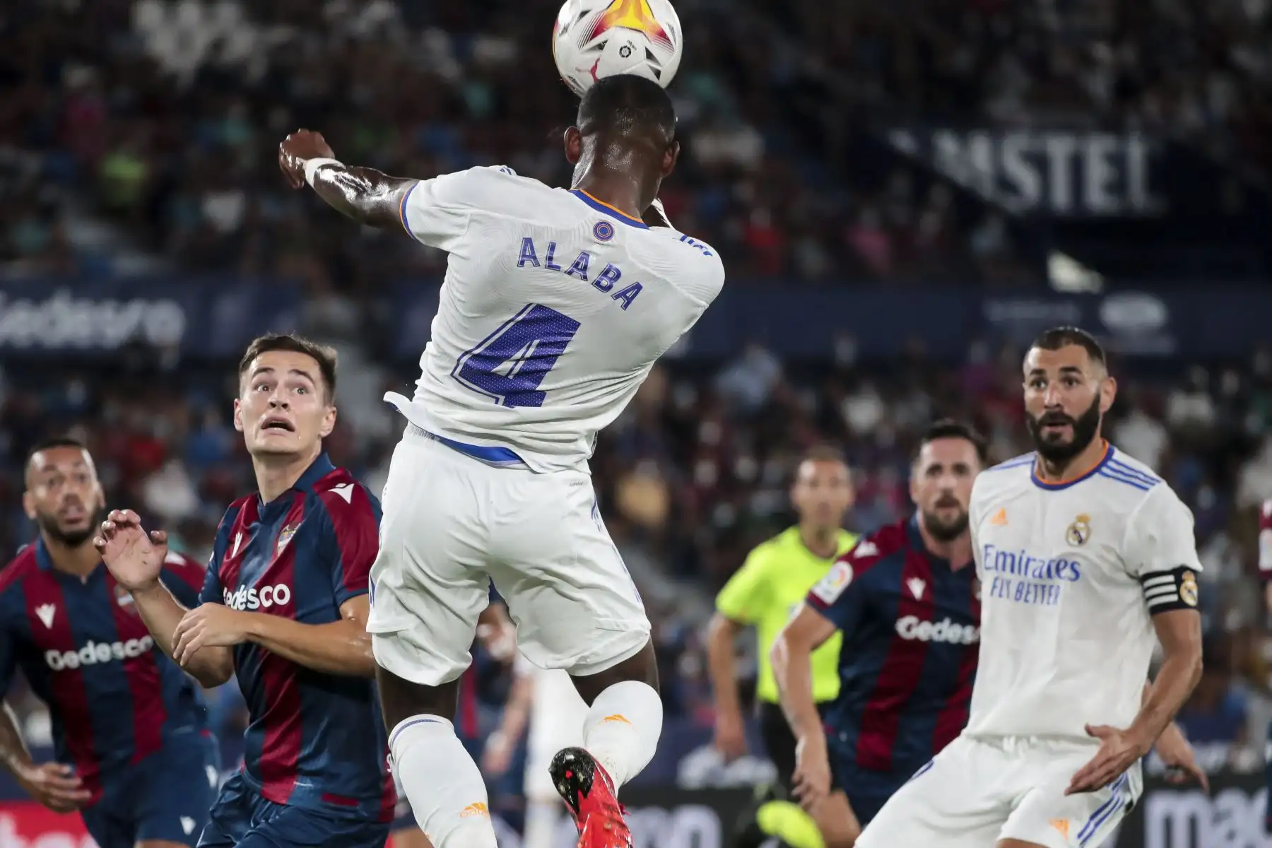 El defensa austriaco del Real Madrid David Alaba cabecea el balón durante el partido de fútbol de la Liga española entre el Levante UD y el Real Madrid CF en Valencia. Foto: AFP