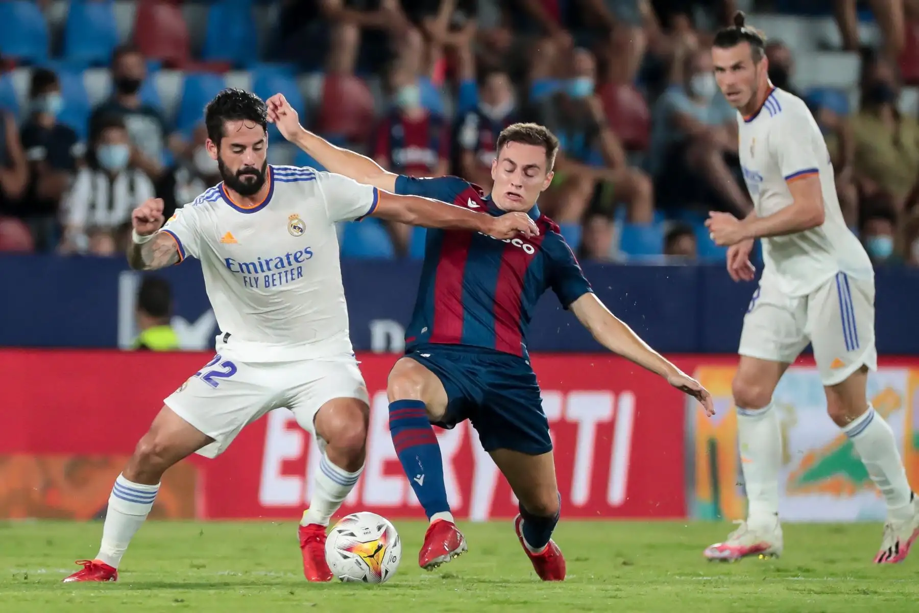 El centrocampista español del Real Madrid Isco, disputa el balón con el delantero español del Levante Jorge de Frutos durante el partido de fútbol de la Liga española entre el Levante UD y el Real Madrid CF en Valencia. Foto: AFP