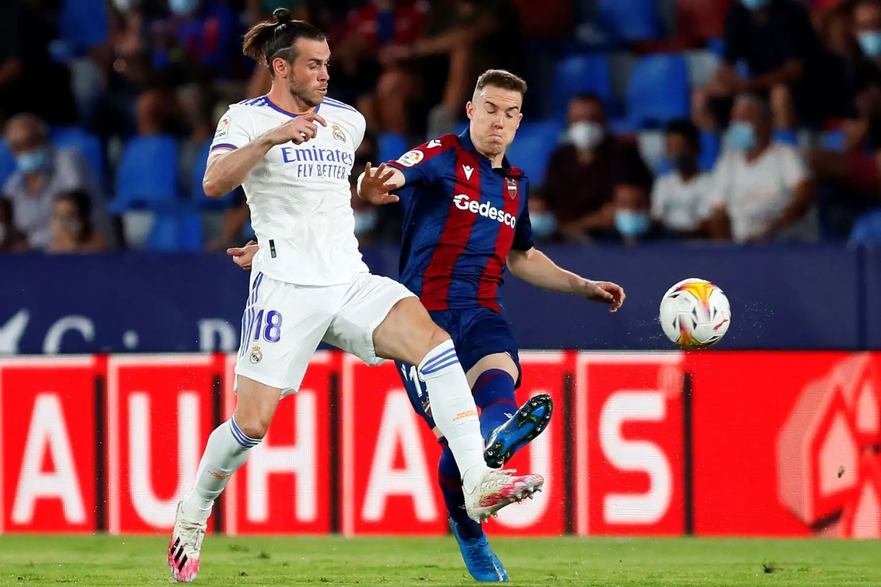 El centrocampista galés del Real Madrid Gareth Bale, pelea un balón con el defensa del Levante Carlos Clerc durante el partido de la segunda jornada de LaLiga que Levante UD y Real Madrid en Valencia. Foto: EFE