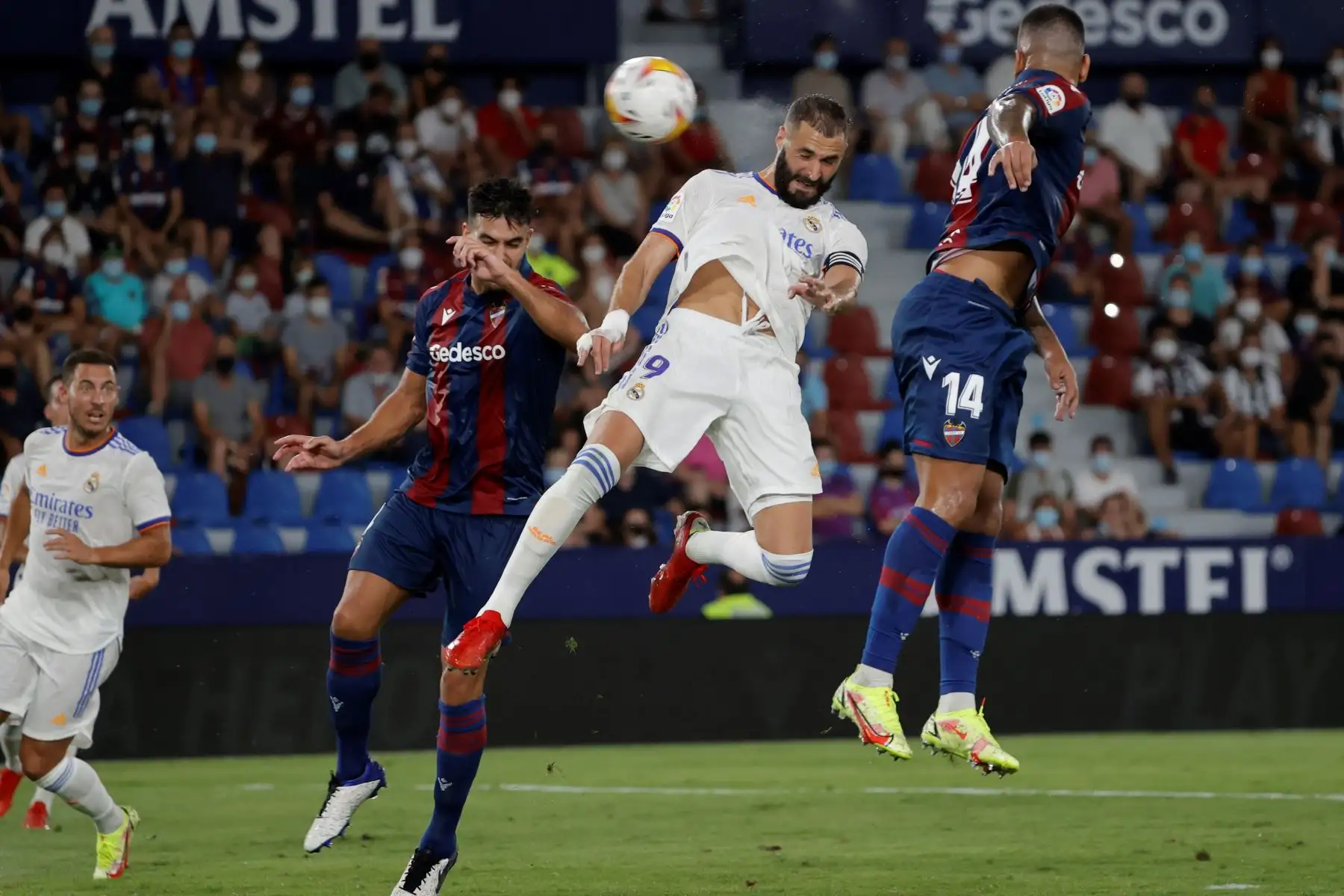 El delantero brasileño del Real Madrid Karim Benzema, remata de cabeza durante el partido de la segunda jornada de LaLiga que Levante UD y Real Madrid en Valencia. Foto: EFE