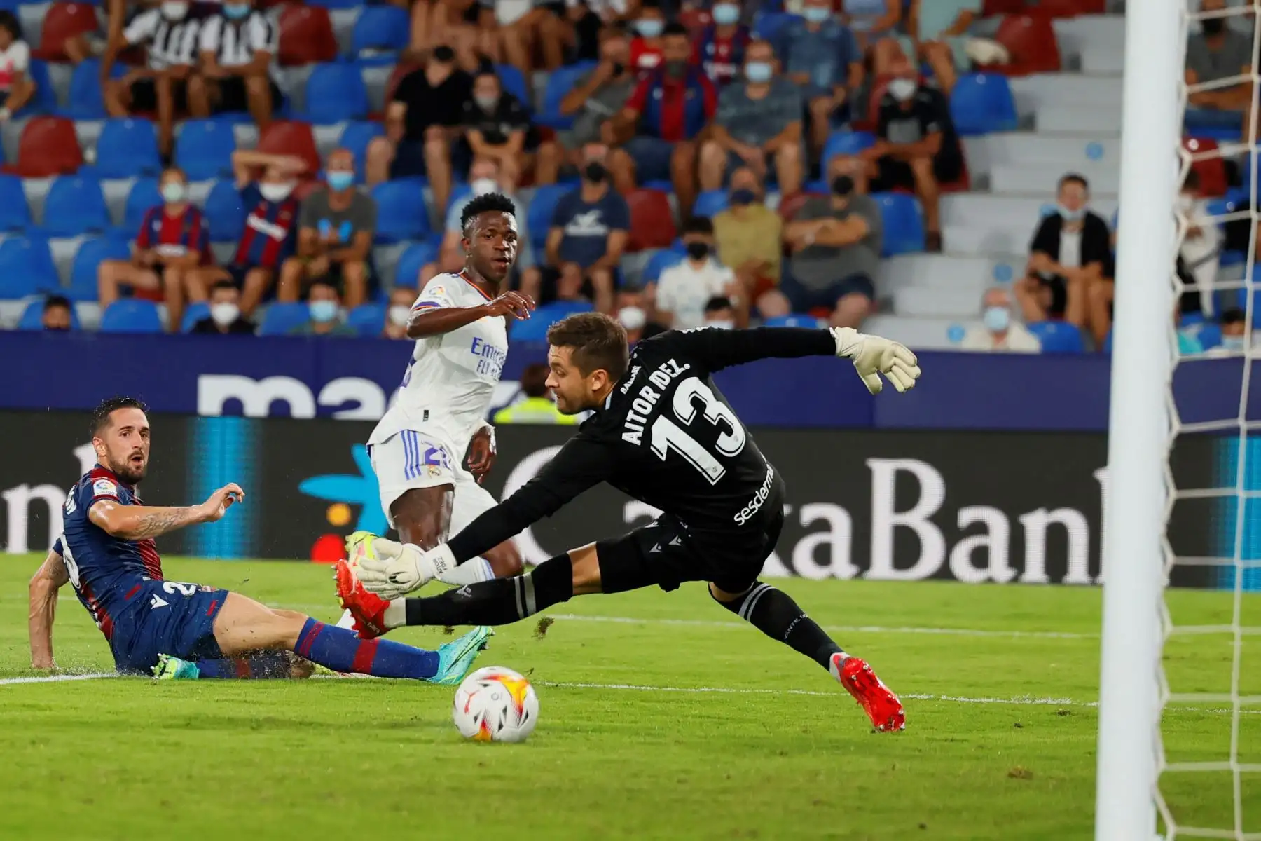 El brasileño Vinicius Jr., del Real Madrid, marca su gol durante el partido de la segunda jornada de LaLiga que Levante UD y Real Madrid en Valencia. Foto: EFE