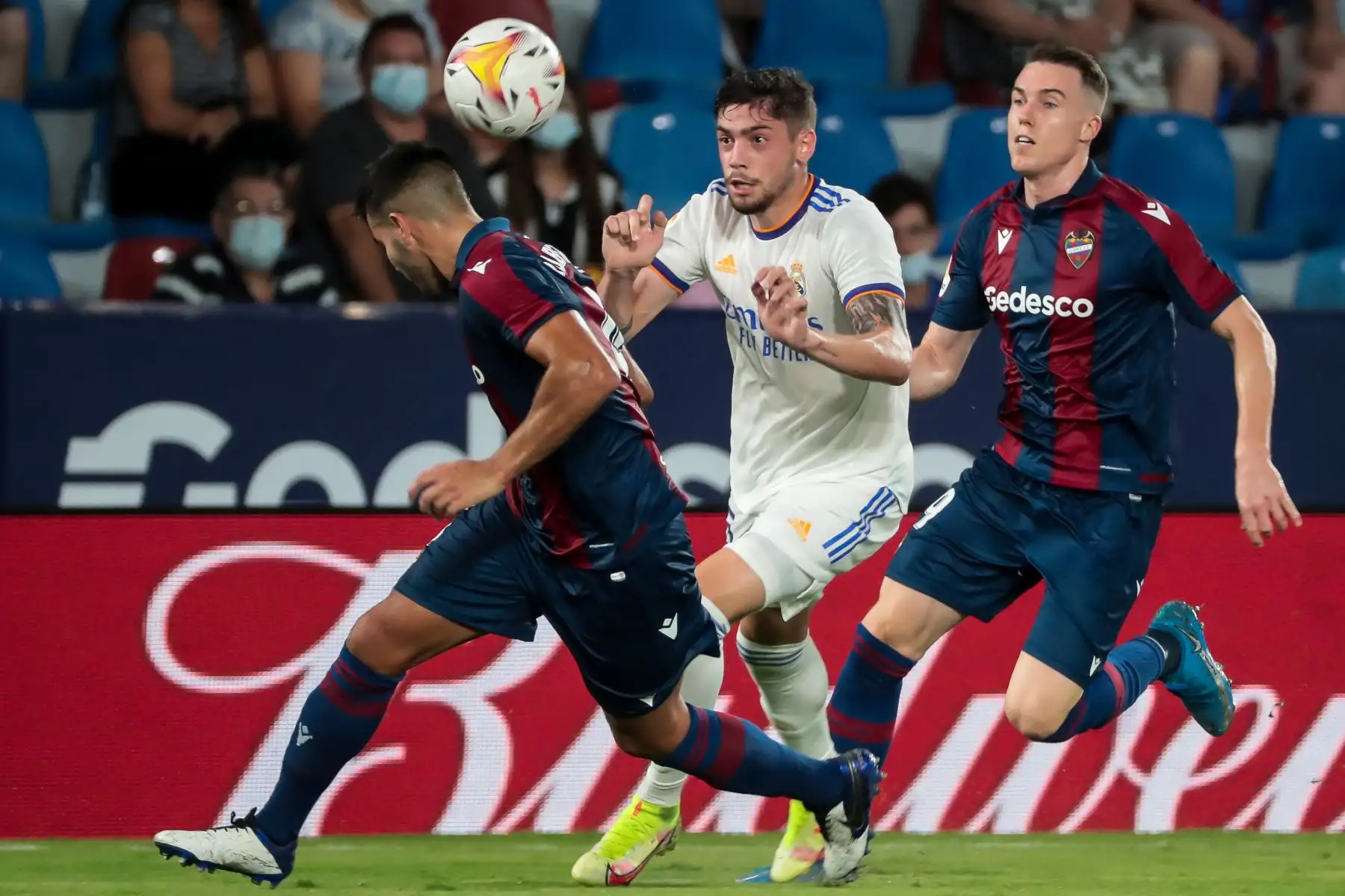 El defensa español del Real Madrid Jesús Vallejo compite con el centrocampista español del Levante Gonzalo Melero y el delantero español del Levante Roger Martí durante el partido de fútbol de la Liga española entre el Levante UD y el Real Madrid CF en Valencia: Foto: EF
